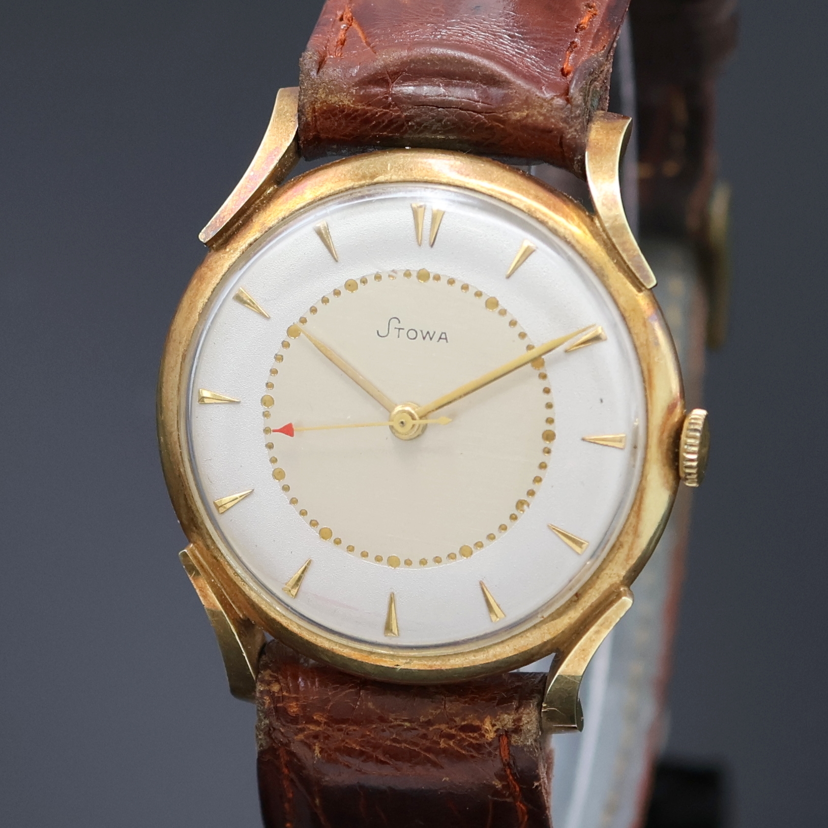 Detail a: STOWA Herrenarmbanduhr in GG 585/000, Schweiz um 1965, Handaufzug, Boden aufgedr., silb./champagnerfarb. Zifferbl. m. aufges. gold. Ind., gold. ...