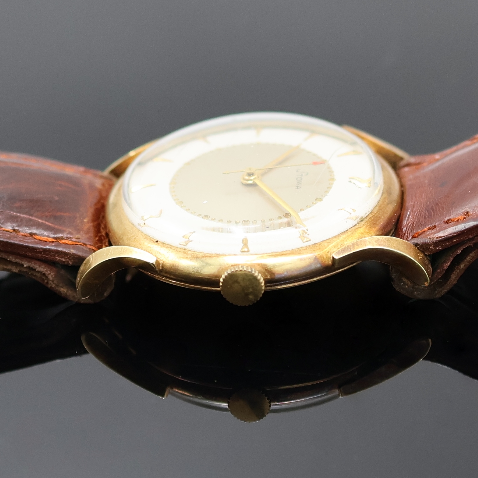 Detail b: STOWA Herrenarmbanduhr in GG 585/000, Schweiz um 1965, Handaufzug, Boden aufgedr., silb./champagnerfarb. Zifferbl. m. aufges. gold. Ind., gold. ...