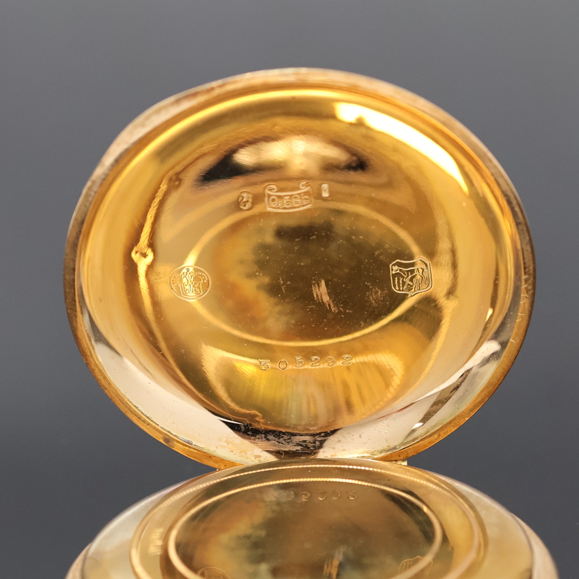 Detail d: PHÖNIX Herrensavonette in RG 585/000, Schweiz um 1900, guill. 2-Deckel Goldgeh., Emailzifferbl., arab. Zahlen, kl. Sek. b. 6, gold. orig. Zeiger, ...