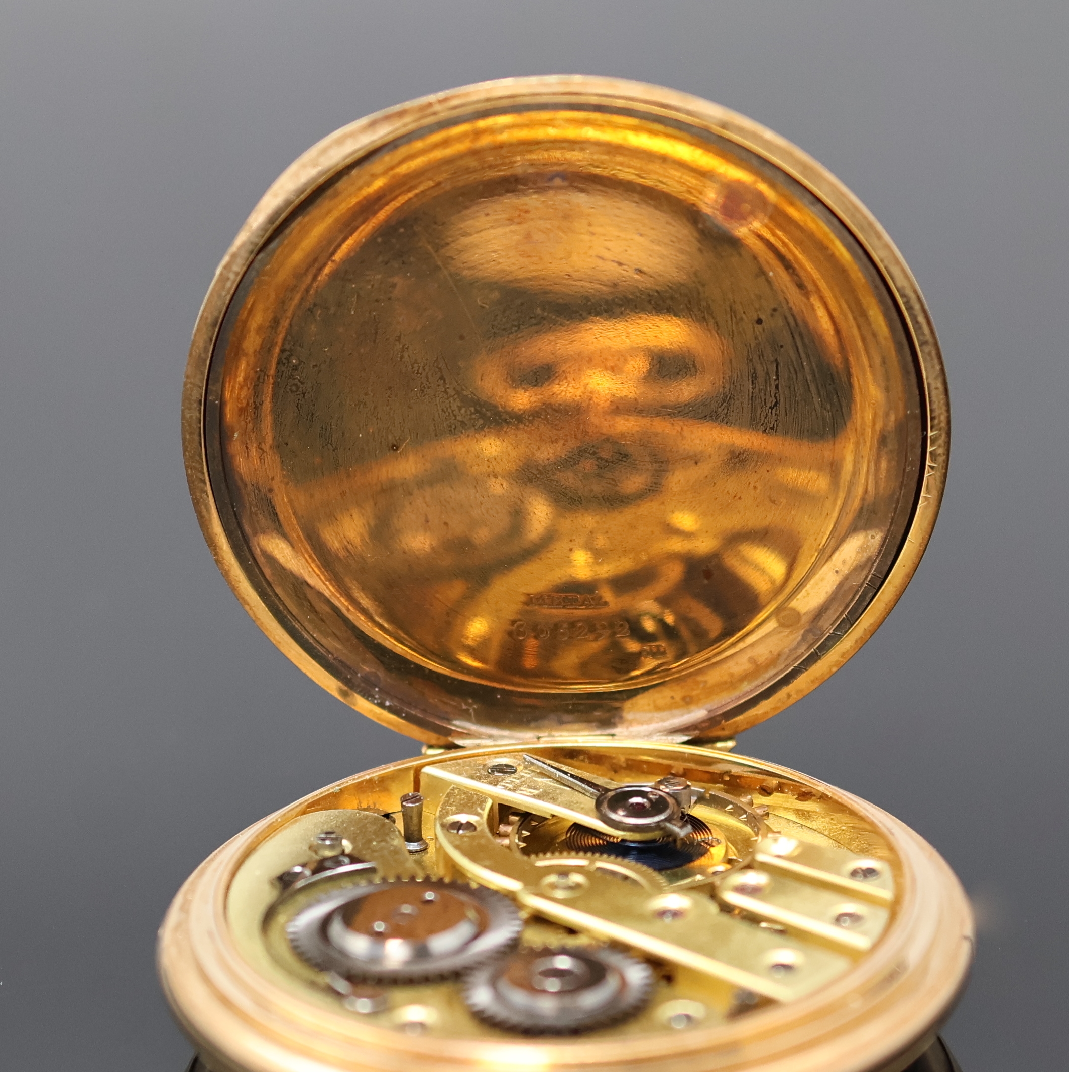 Detail e: PHÖNIX Herrensavonette in RG 585/000, Schweiz um 1900, guill. 2-Deckel Goldgeh., Emailzifferbl., arab. Zahlen, kl. Sek. b. 6, gold. orig. Zeiger, ...