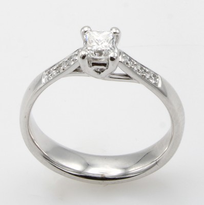 Image Ring mit Brillanten und Diamant, WG 585/000,Diam. ca. 0.40 ct u. Besatzbrill. zus. ca. ...