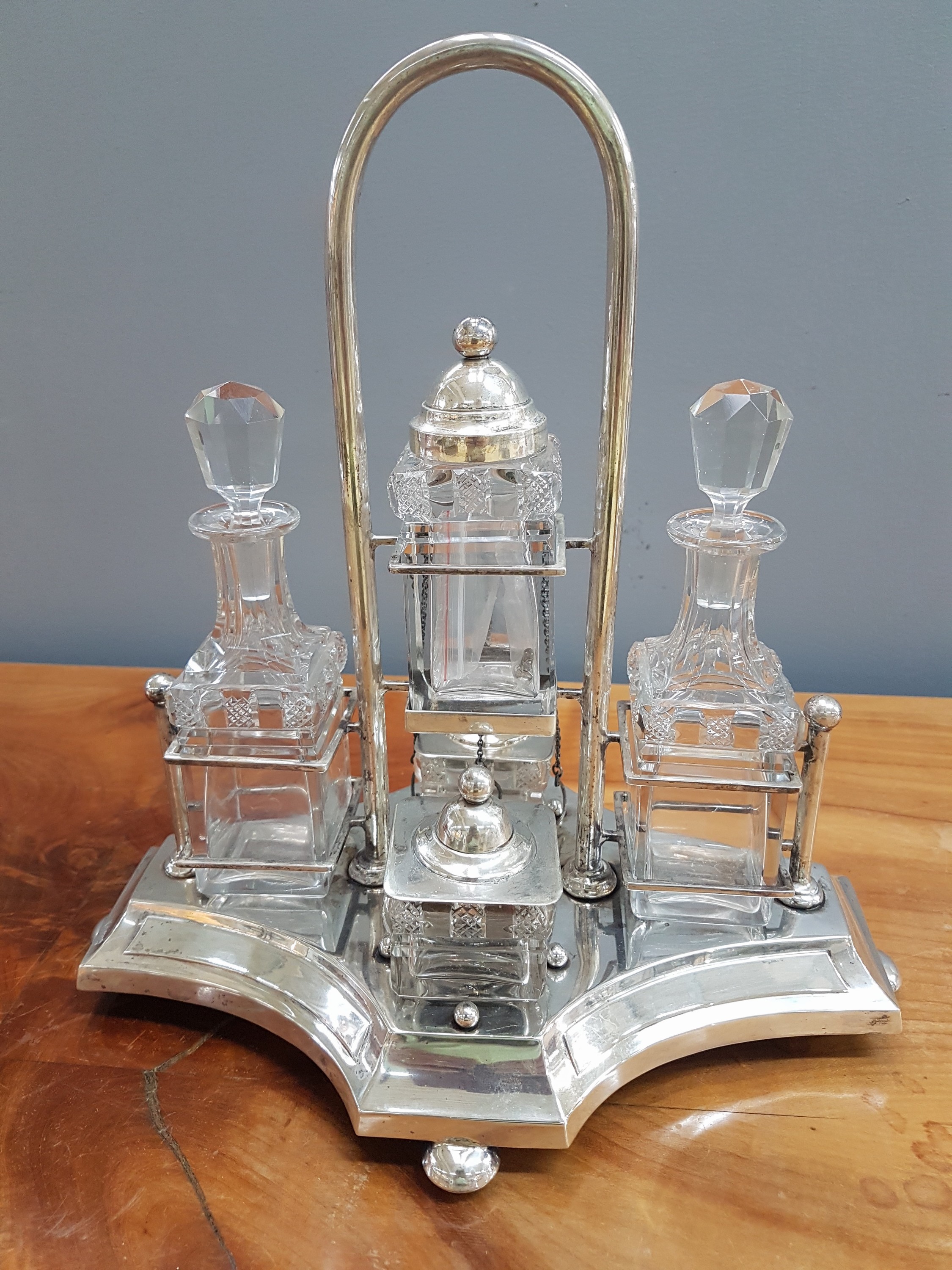 Detail a: Menagère, deutsch, um 1900, 800er Silber, 5 geschliffene Kristallglaseinsätze, davon 2 Karaffen mit eingeschliffenen Verschlüssen und drei ...