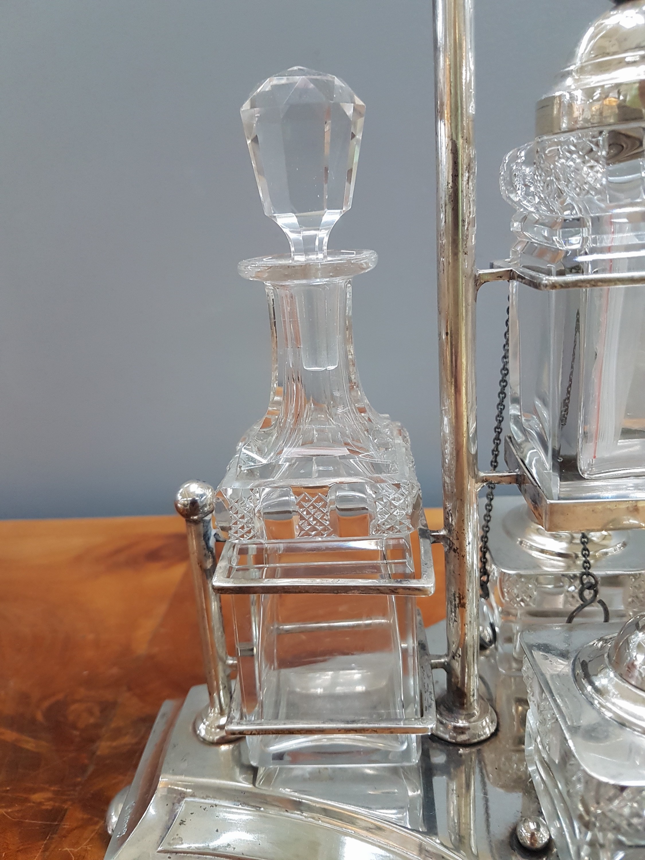 Detail b: Menagère, deutsch, um 1900, 800er Silber, 5 geschliffene Kristallglaseinsätze, davon 2 Karaffen mit eingeschliffenen Verschlüssen und drei ...