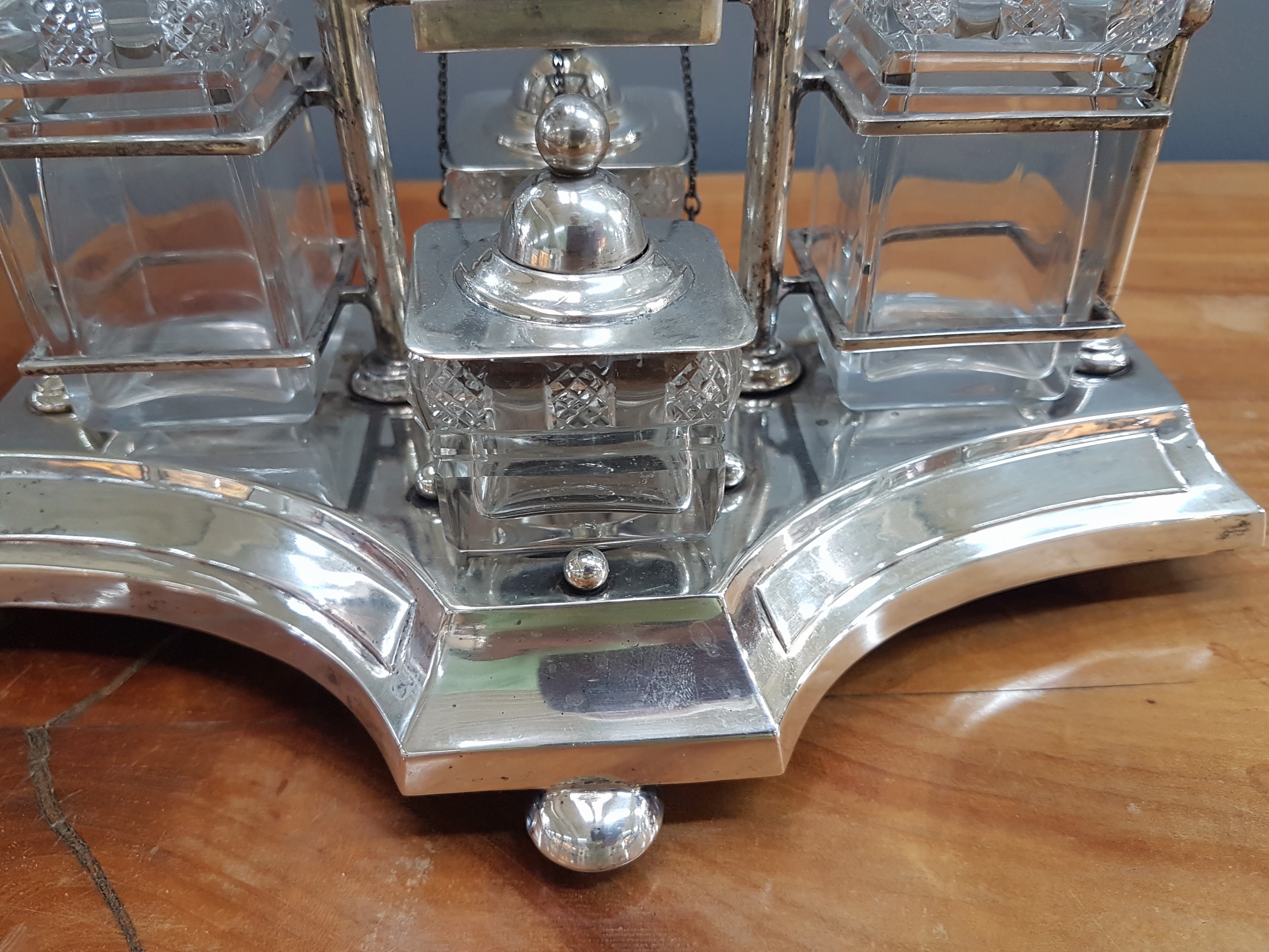 Detail d: Menagère, deutsch, um 1900, 800er Silber, 5 geschliffene Kristallglaseinsätze, davon 2 Karaffen mit eingeschliffenen Verschlüssen und drei ...