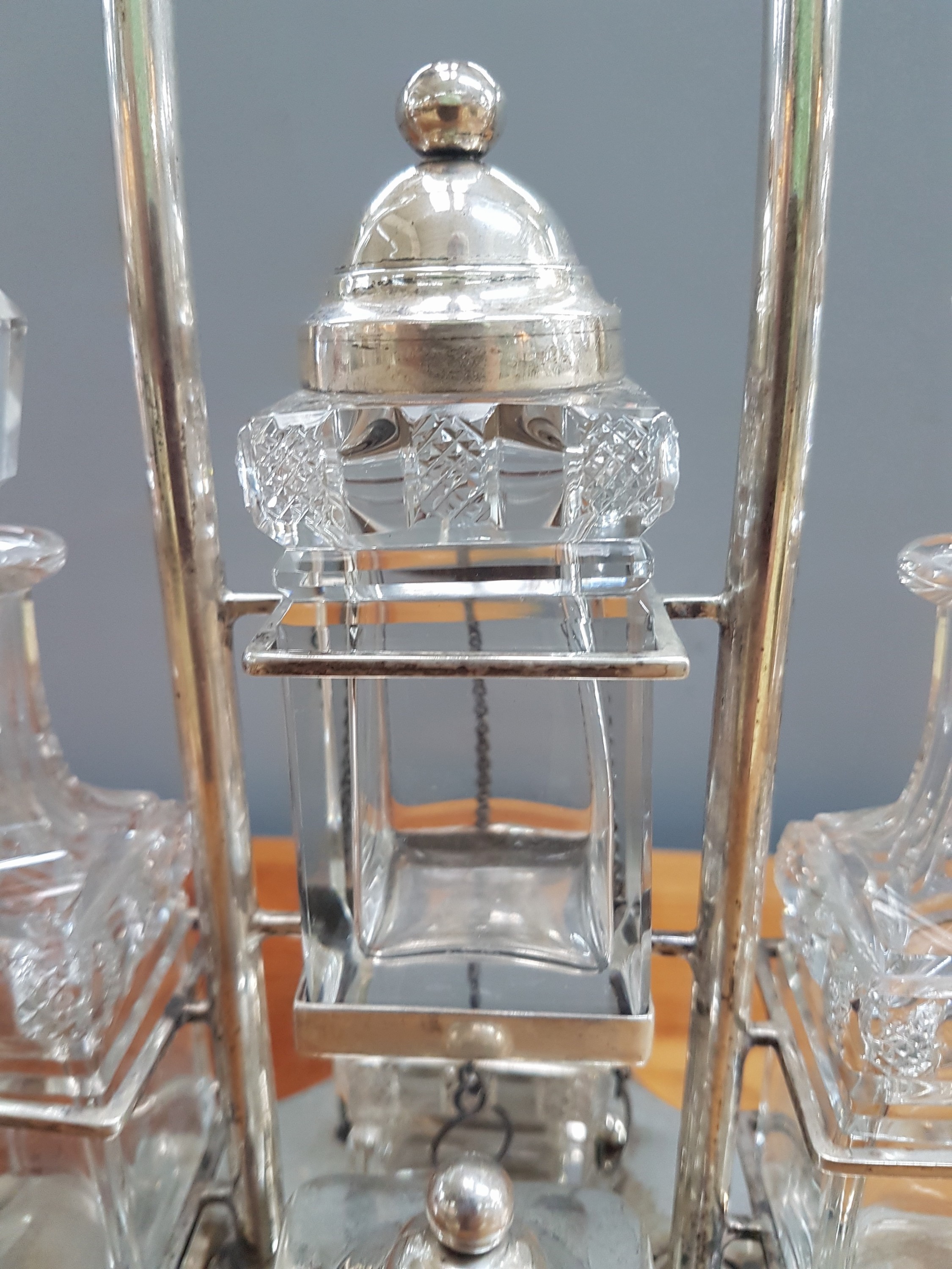 Detail e: Menagère, deutsch, um 1900, 800er Silber, 5 geschliffene Kristallglaseinsätze, davon 2 Karaffen mit eingeschliffenen Verschlüssen und drei ...