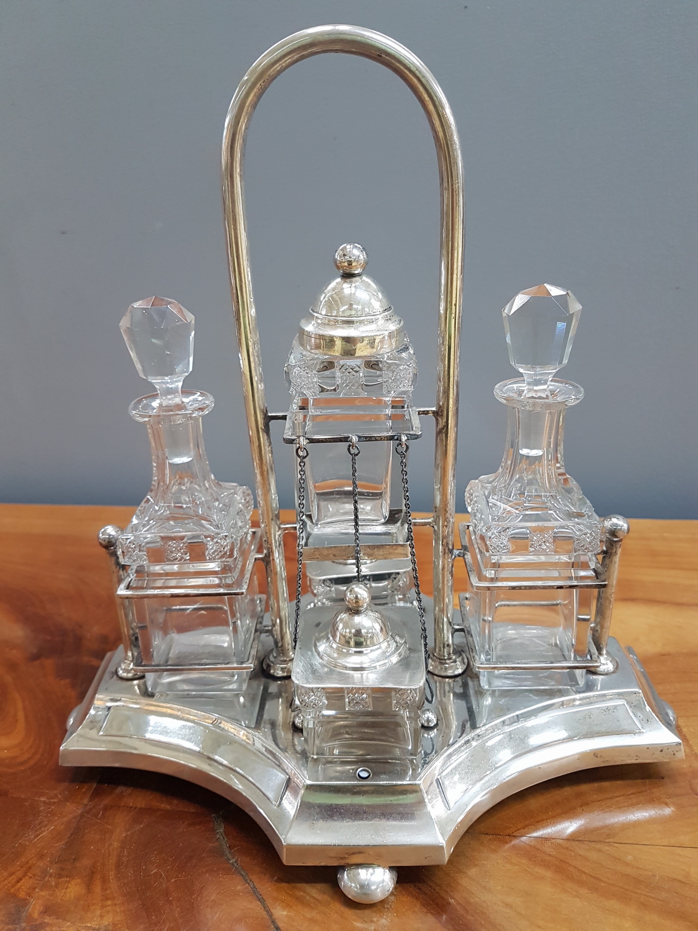 Detail f: Menagère, deutsch, um 1900, 800er Silber, 5 geschliffene Kristallglaseinsätze, davon 2 Karaffen mit eingeschliffenen Verschlüssen und drei ...