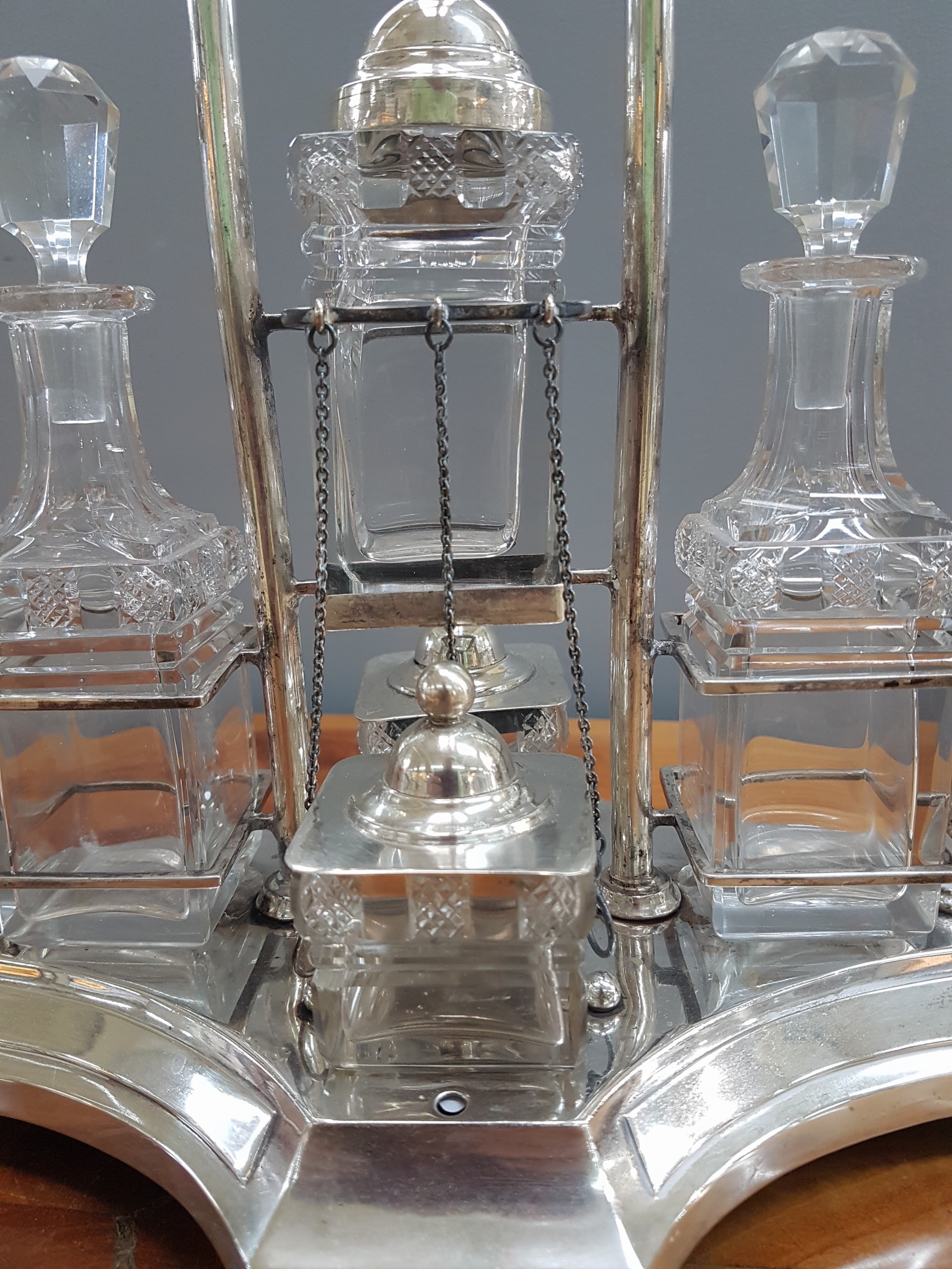 Detail h: Menagère, deutsch, um 1900, 800er Silber, 5 geschliffene Kristallglaseinsätze, davon 2 Karaffen mit eingeschliffenen Verschlüssen und drei ...