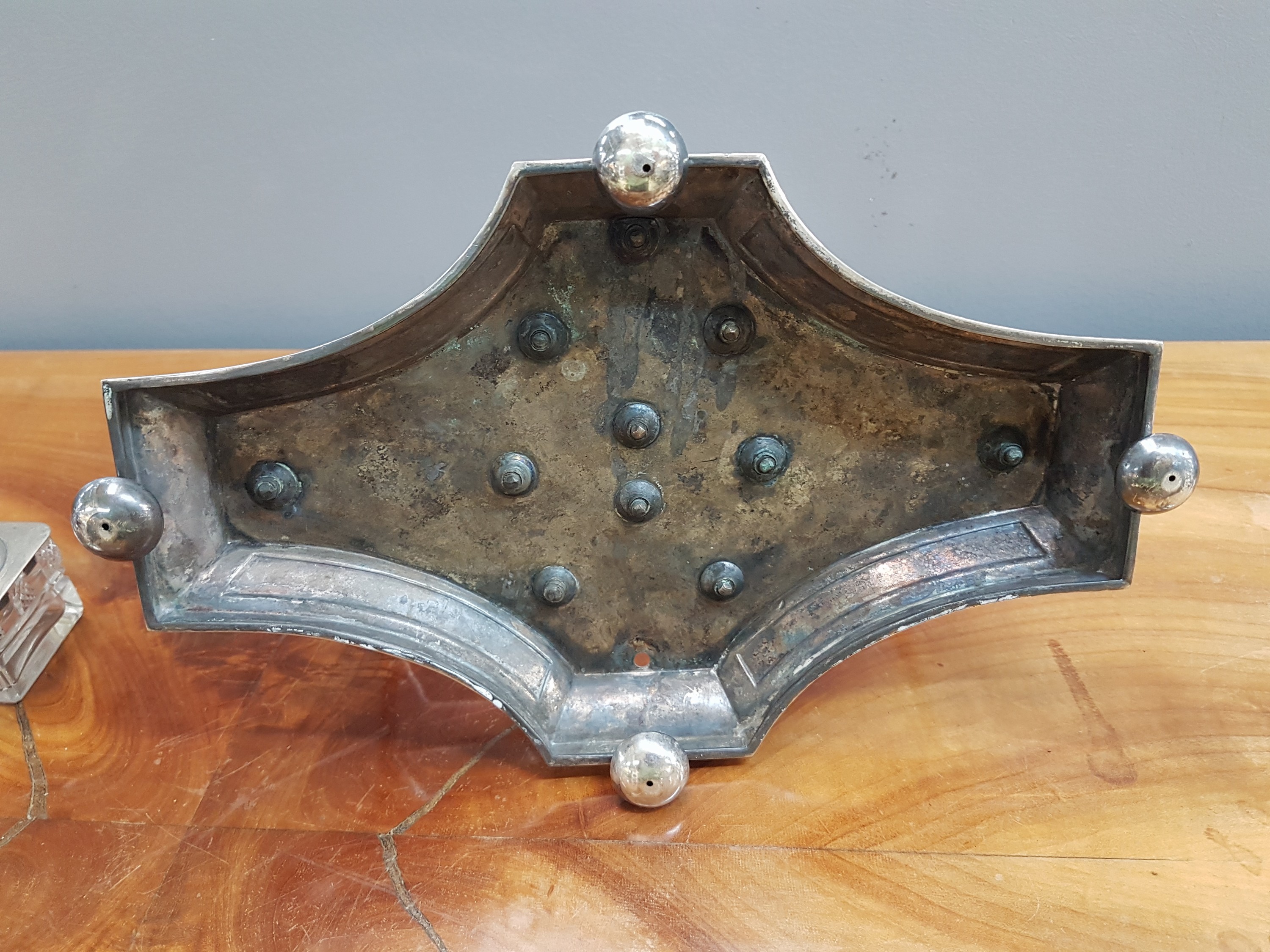 Detail k: Menagère, deutsch, um 1900, 800er Silber, 5 geschliffene Kristallglaseinsätze, davon 2 Karaffen mit eingeschliffenen Verschlüssen und drei ...
