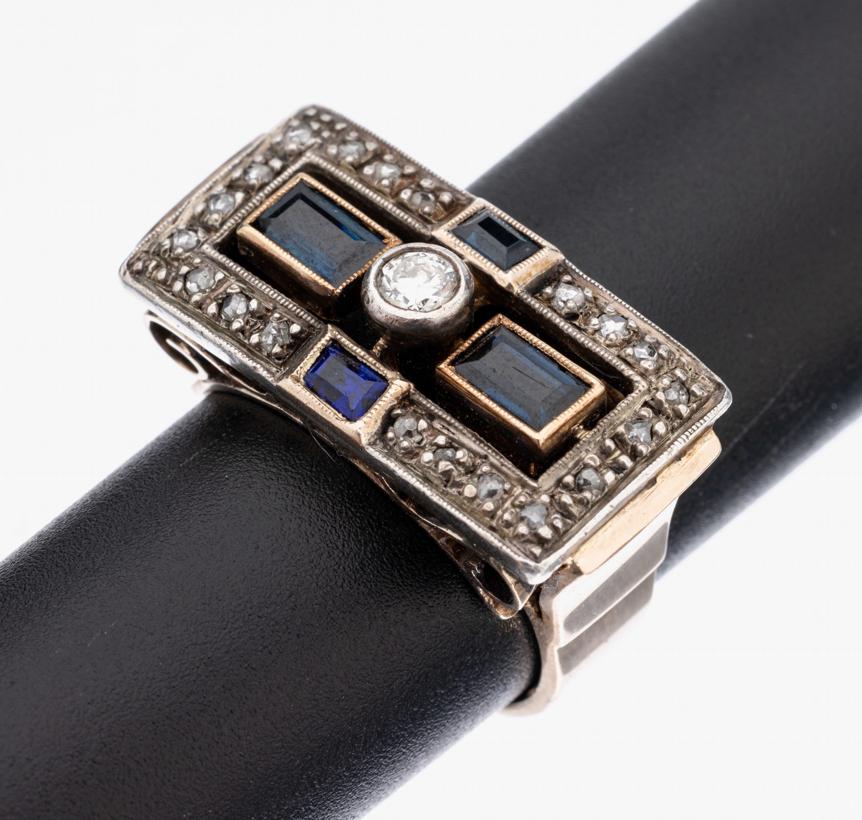 8 kt Gold Diamant-Saphir-Ring, 1940er Jahre, RG 333/000, Ringkopf schauseitig Silber, durchbrochen, mittig Brillant ca. 0.15 ct Weiß/si, 20 ...