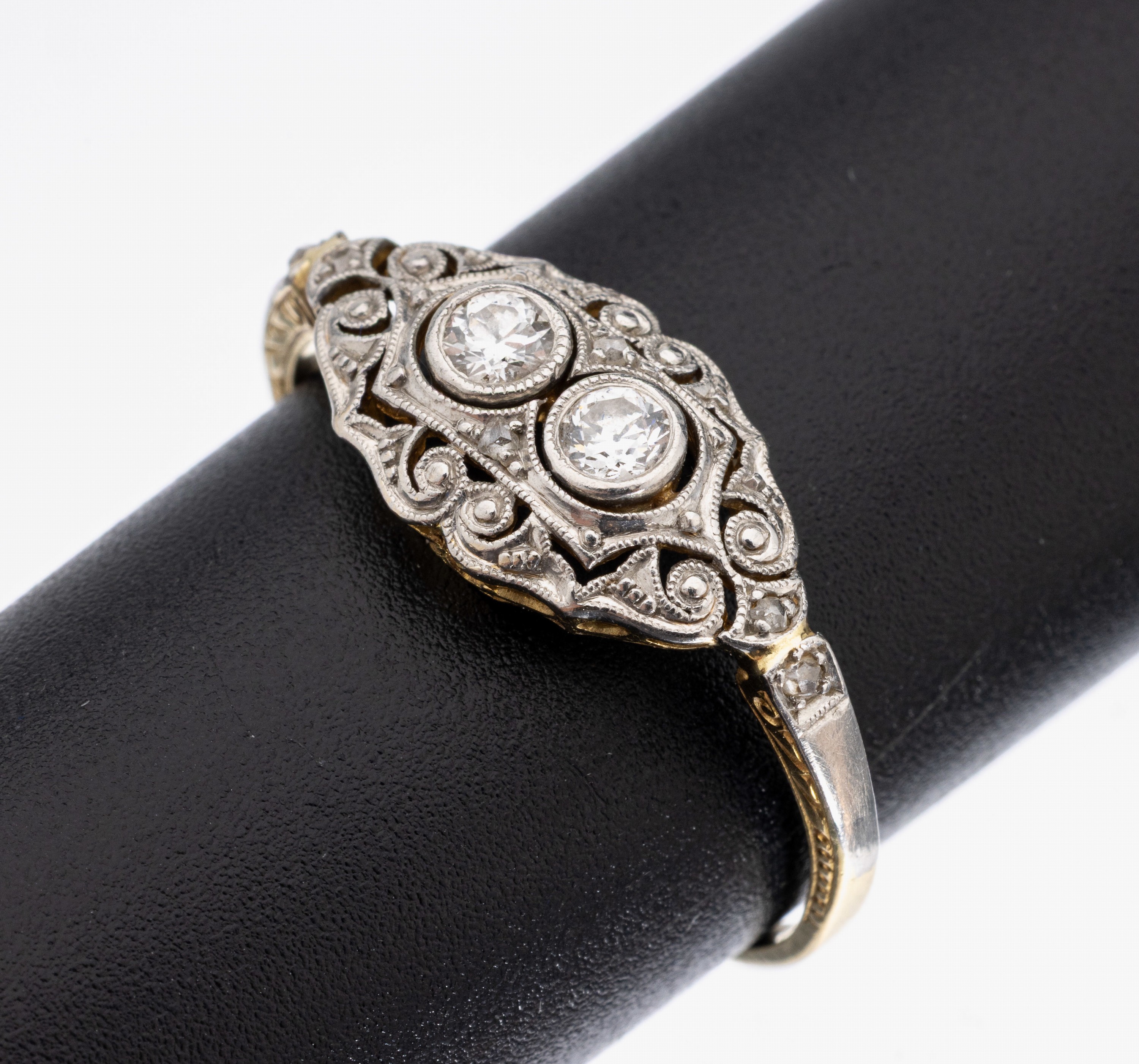 18 kt Gold Art Deco Diamant-Ring, um 1920, GG 750/000 gepr., schauseitig Platin, Ringkopfdurchbrochen, 2 Altschliffdiamanten und 6 Diamantrosen zus. ...