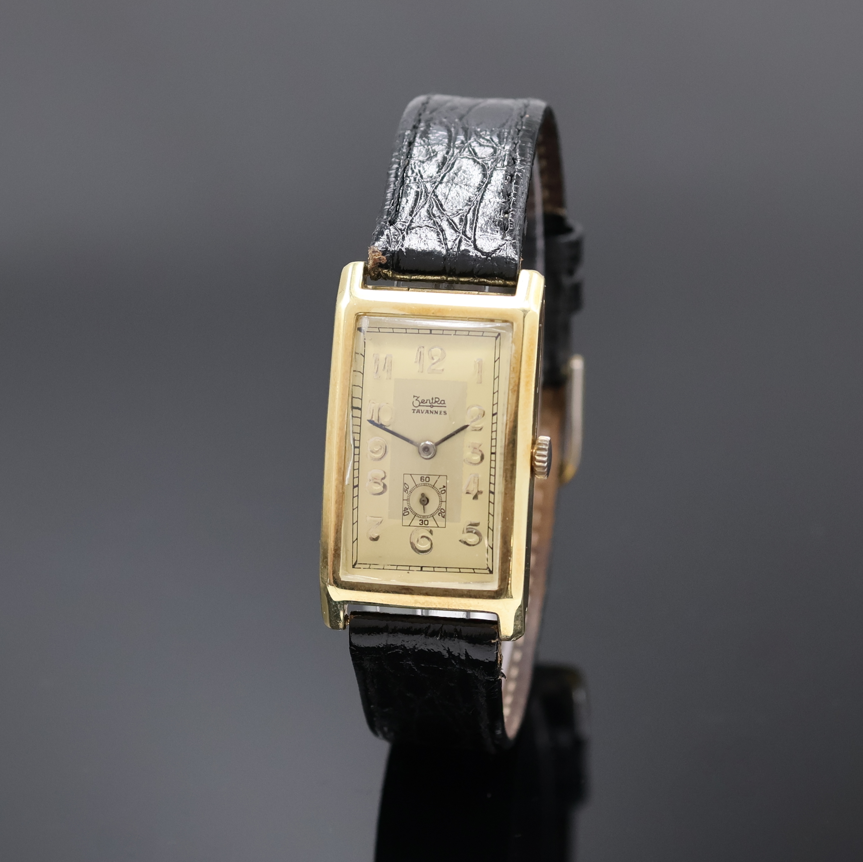 ZENTRA / TAVANNES rechteckige Armbanduhr in GG 585/000, Schweiz um 1935, Handaufzug, Scharniergeh. (Stift zu ers.), gold. Duoton- Zifferbl. rest., ...