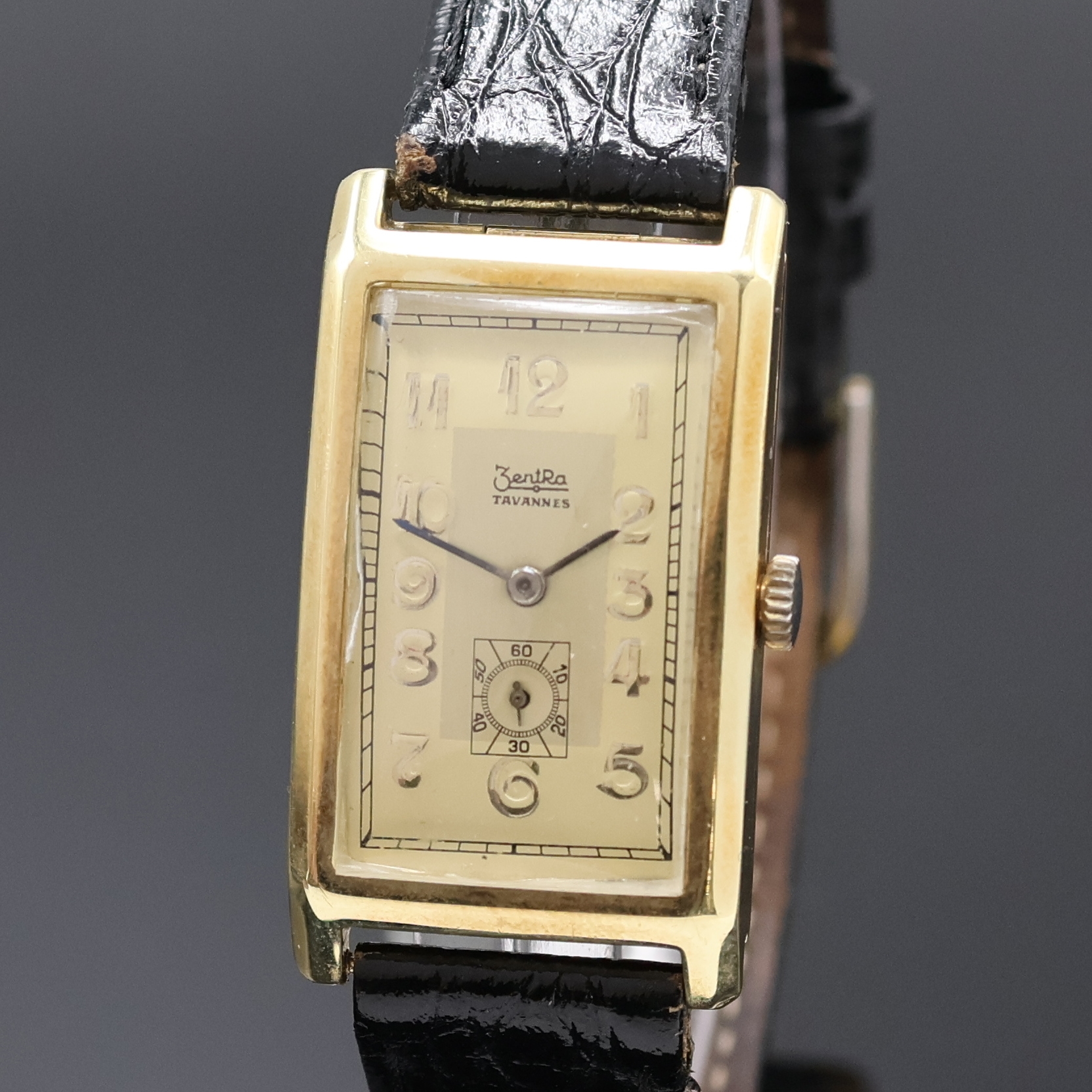 Detail a: ZENTRA / TAVANNES rechteckige Armbanduhr in GG 585/000, Schweiz um 1935, Handaufzug, Scharniergeh. (Stift zu ers.), gold. Duoton- Zifferbl. rest., ...