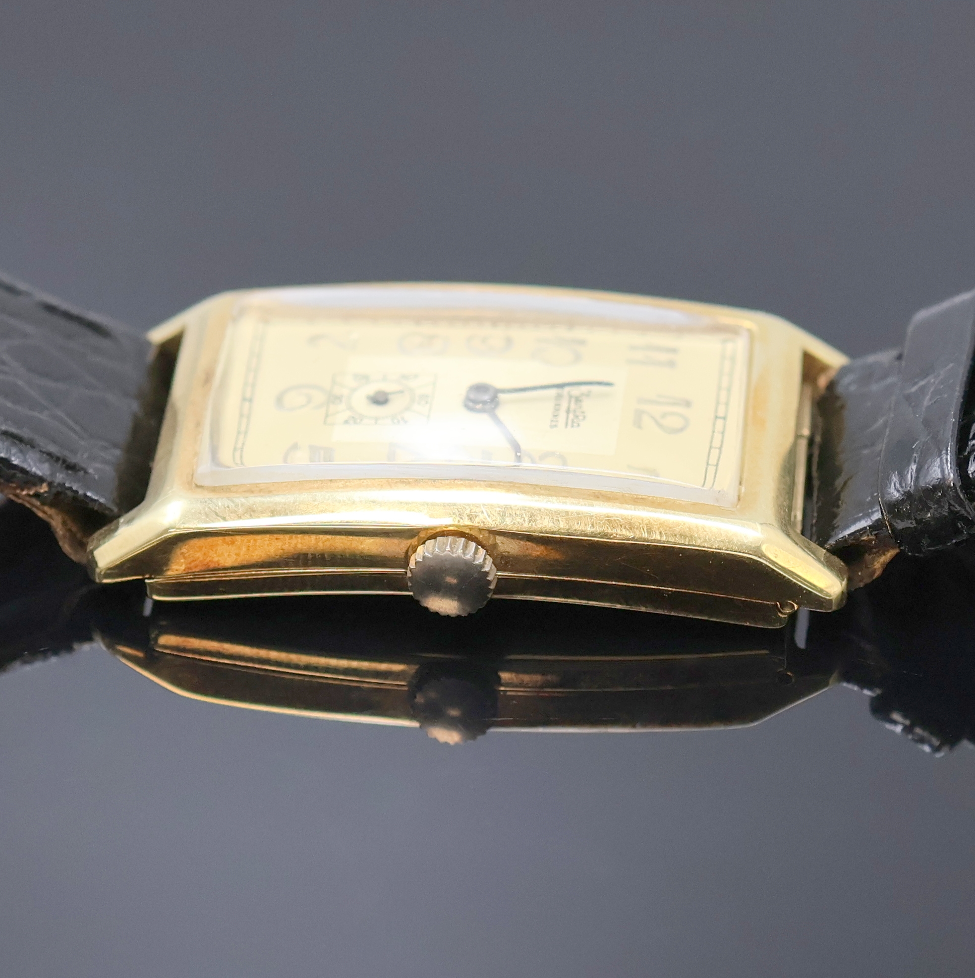 Detail b: ZENTRA / TAVANNES rechteckige Armbanduhr in GG 585/000, Schweiz um 1935, Handaufzug, Scharniergeh. (Stift zu ers.), gold. Duoton- Zifferbl. rest., ...