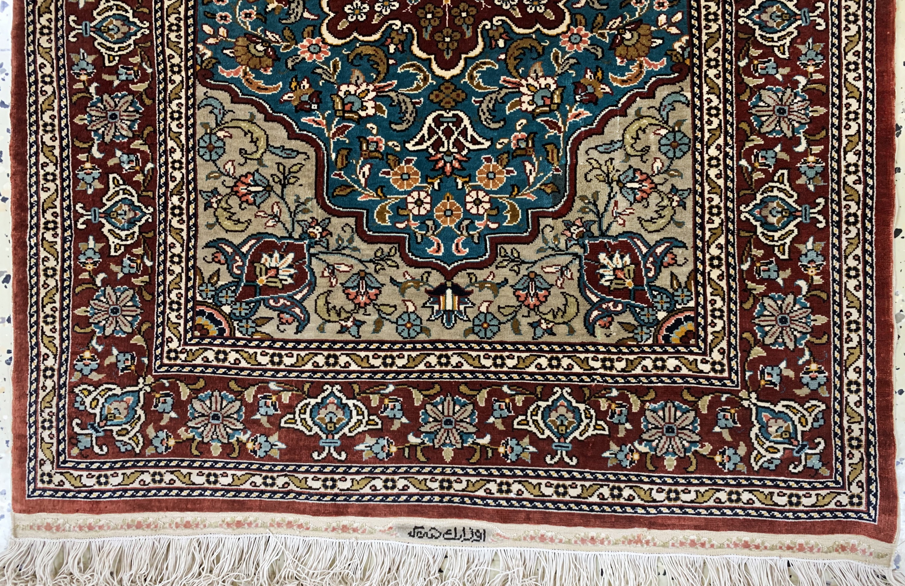 Detail b: Hereke Seide fein Türkei, signiert"Özipek",Ende 20.Jhd, reine Naturseide, ca. 90 x 66 cm,EHZ: 2(restauriert).