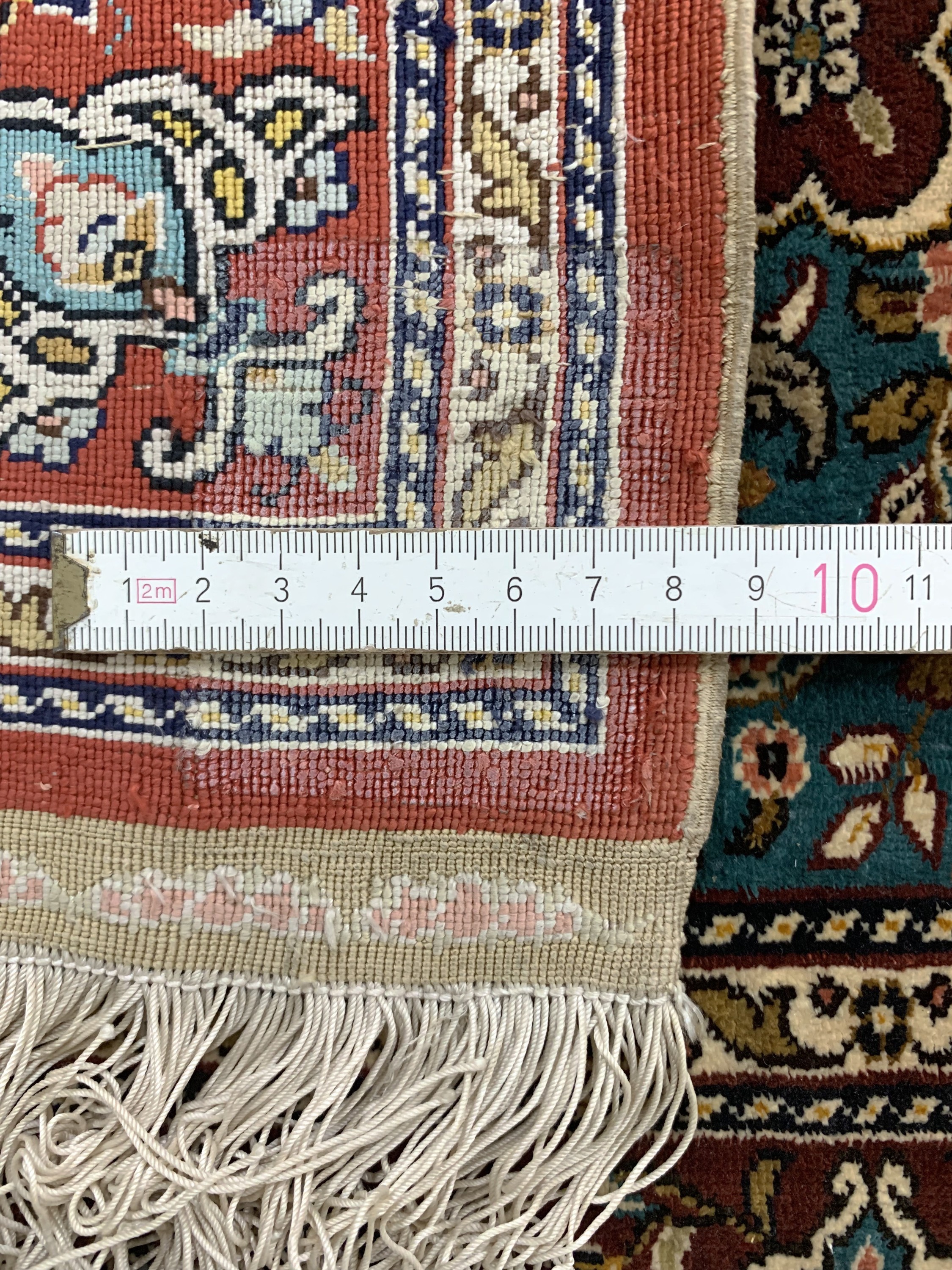 Detail d: Hereke Seide fein Türkei, signiert"Özipek",Ende 20.Jhd, reine Naturseide, ca. 90 x 66 cm,EHZ: 2(restauriert).