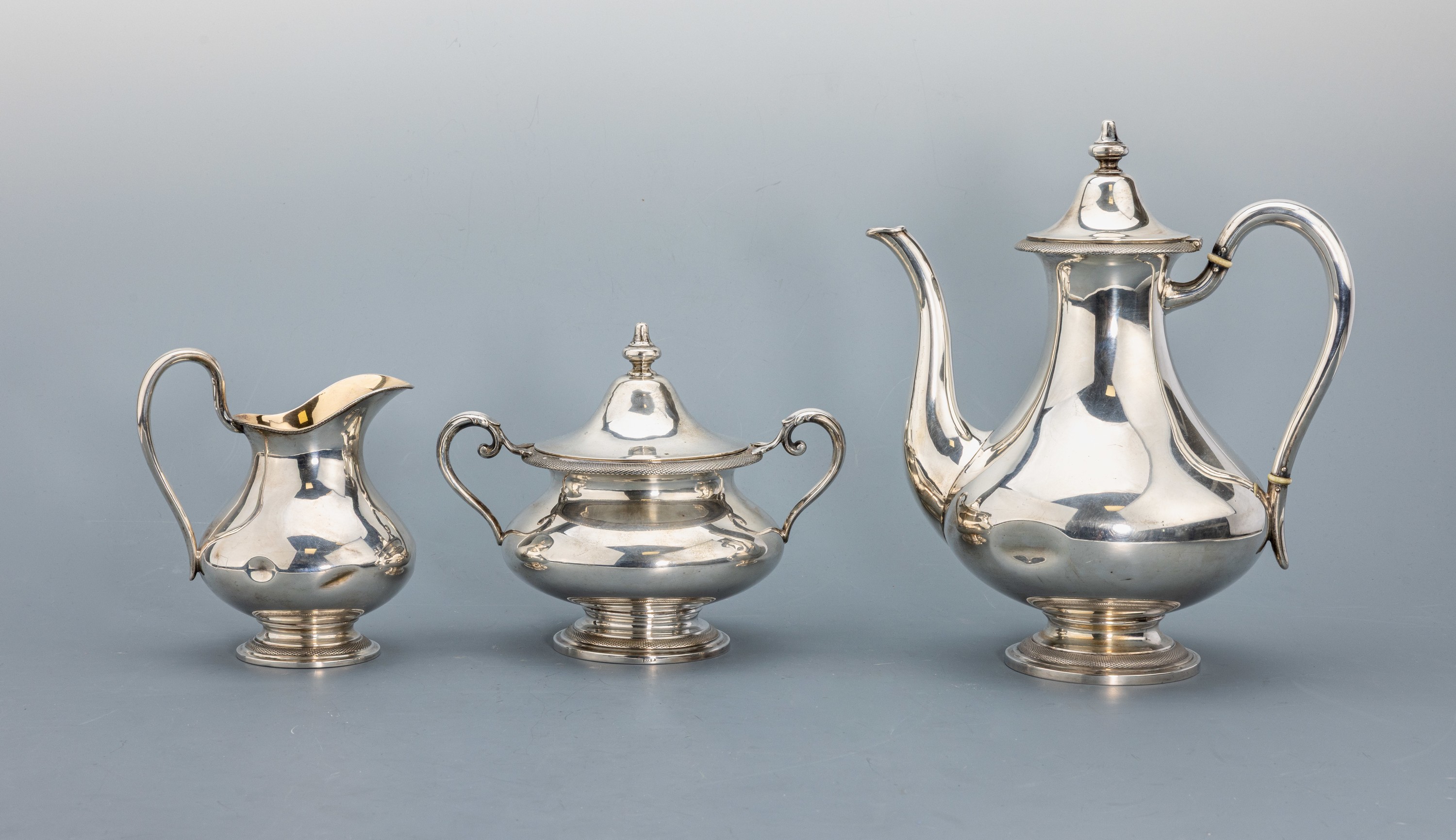 Teeservice, deutsch um 1880-90, 13-Lot Silber, schlichte bauchige Grundform, best. aus: Teekanne, H. ca. 27 cm, 1 Sahnegießer, H.ca. 15 cm, und 1 ...