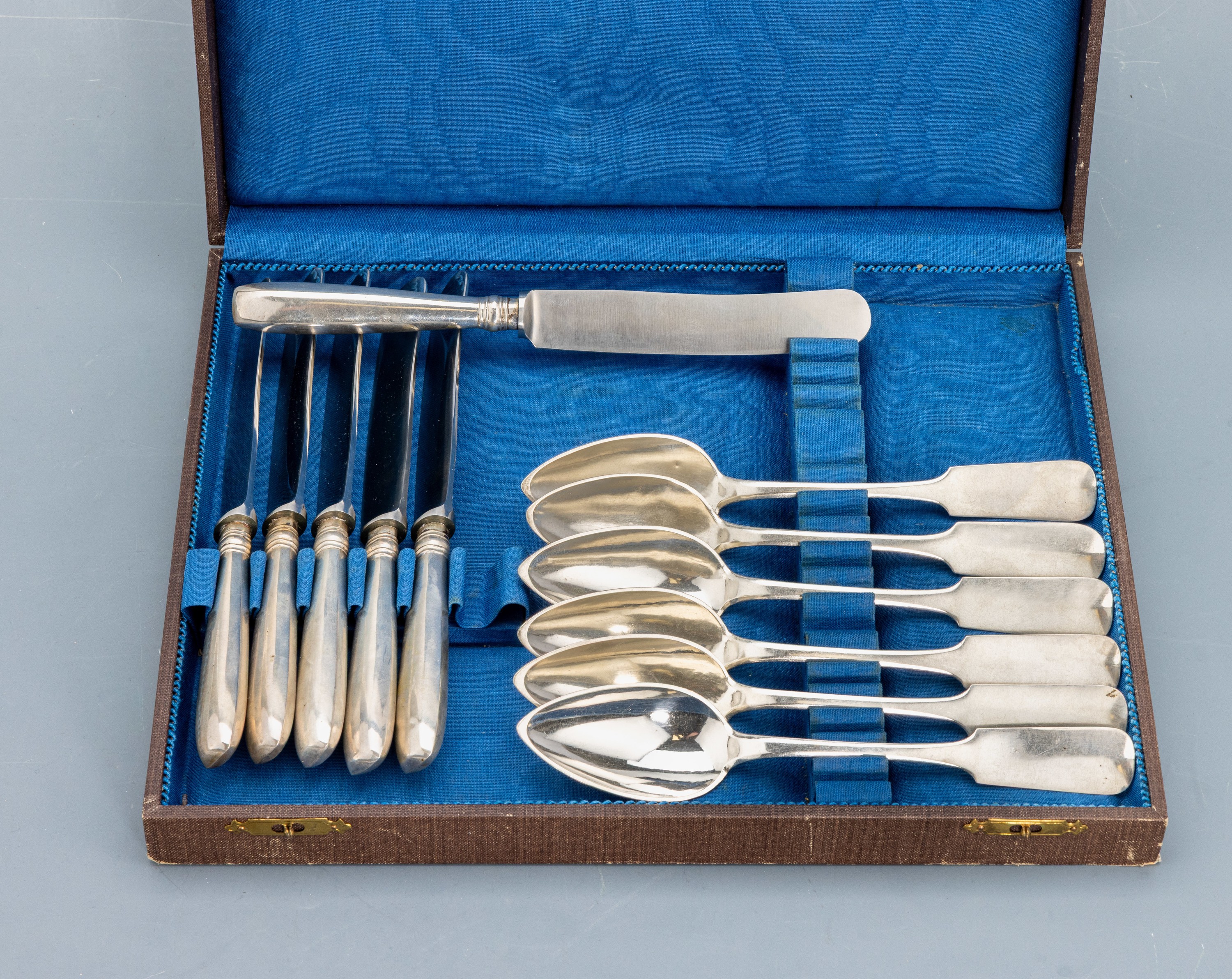 12 Besteckteile, deutsch, um 1880, 13-Lot Silber, best. aus: 6 Löffel, L. ca. 21.5 cm, Meistermarke AM unged., ca. 263 g, dazu 6 Messer, Griffe ...
