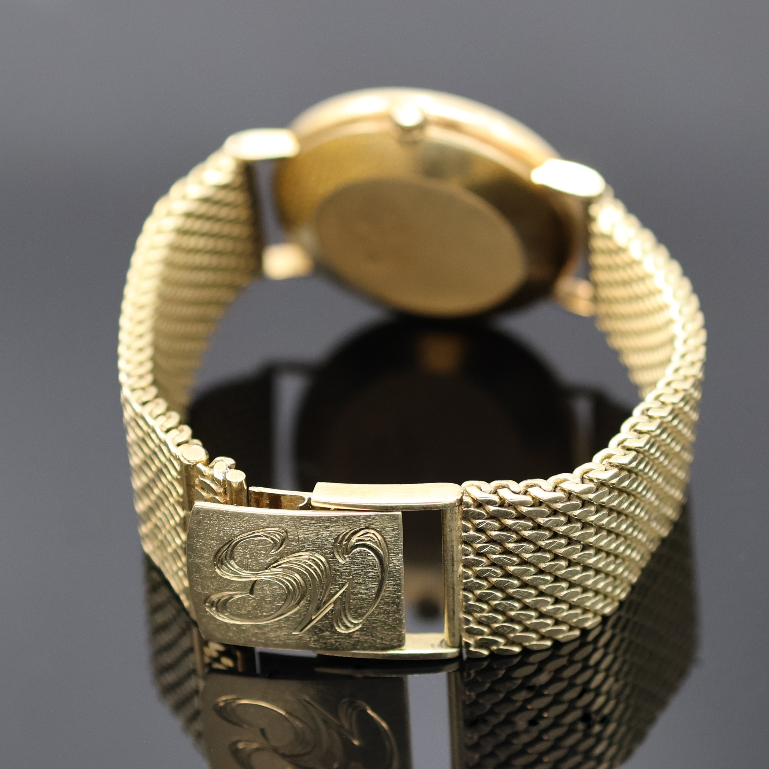 Detail b: JUNGHANS Herrenarmbanduhr in GG 585/000, Deutschland um 1975, quarz, neutr. Goldband m. Monogramm auf der Schließe, Boden aufgedr., champagnerfarb. ...