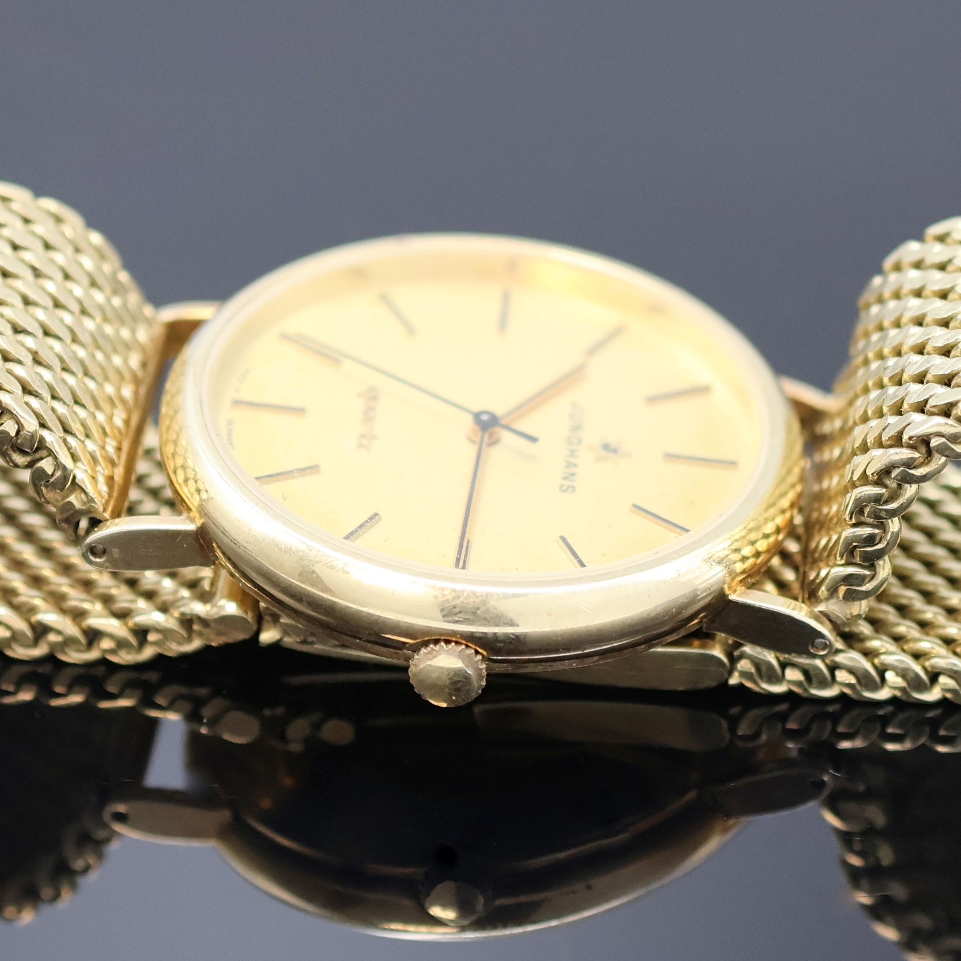Detail c: JUNGHANS Herrenarmbanduhr in GG 585/000, Deutschland um 1975, quarz, neutr. Goldband m. Monogramm auf der Schließe, Boden aufgedr., champagnerfarb. ...