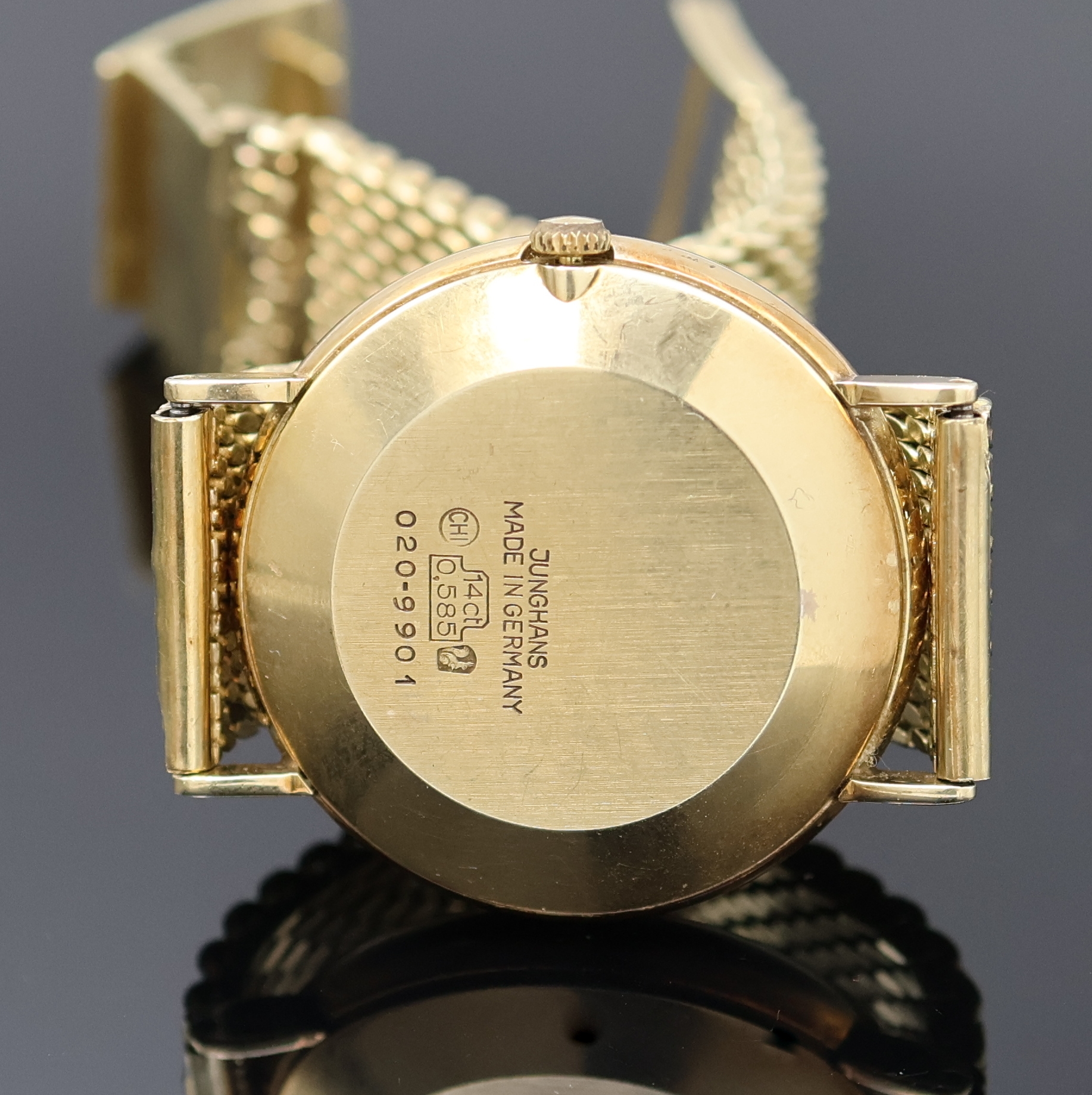 Detail d: JUNGHANS Herrenarmbanduhr in GG 585/000, Deutschland um 1975, quarz, neutr. Goldband m. Monogramm auf der Schließe, Boden aufgedr., champagnerfarb. ...