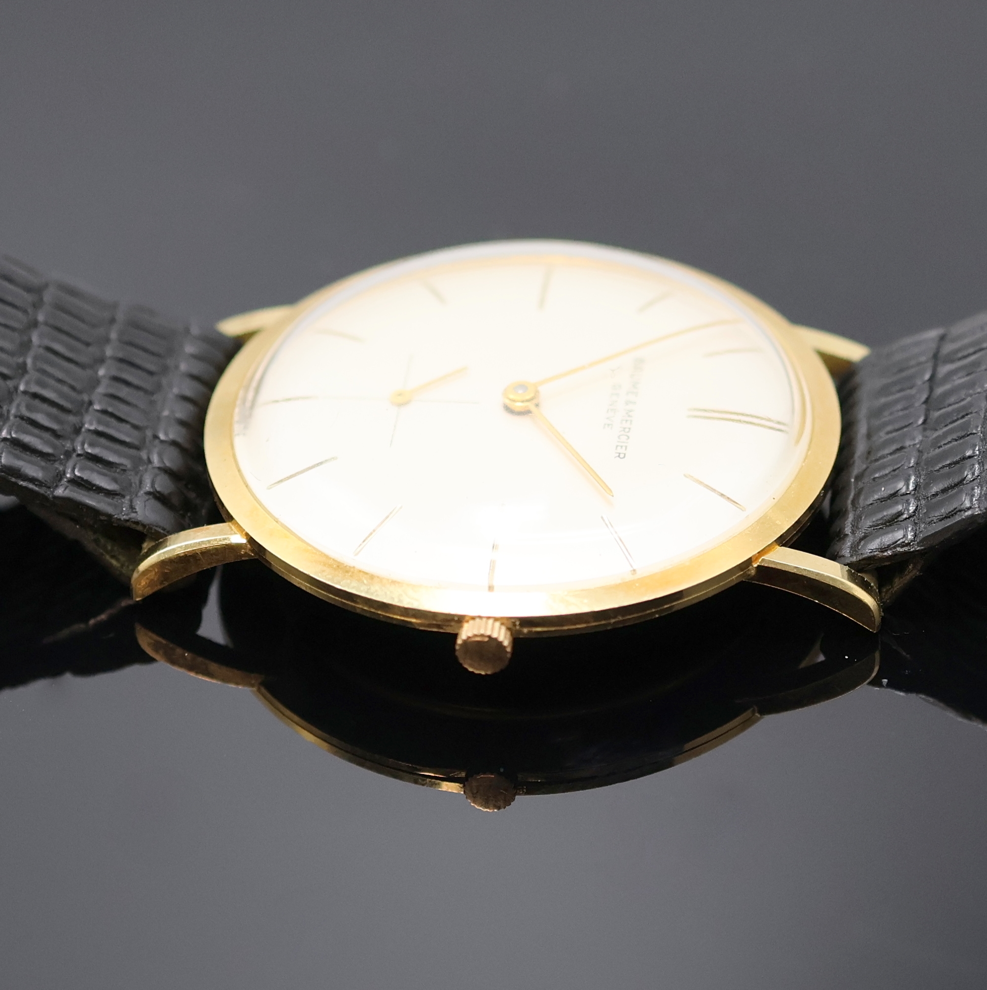 Detail b: BAUME & MERCIER Armbanduhr in GG 750/000, Schweiz um 1965, Handaufzug, Boden u. Glasrand gedr., silb. Zifferbl. m. gold. Std.-Ind. u. Zeigern, kl. ...