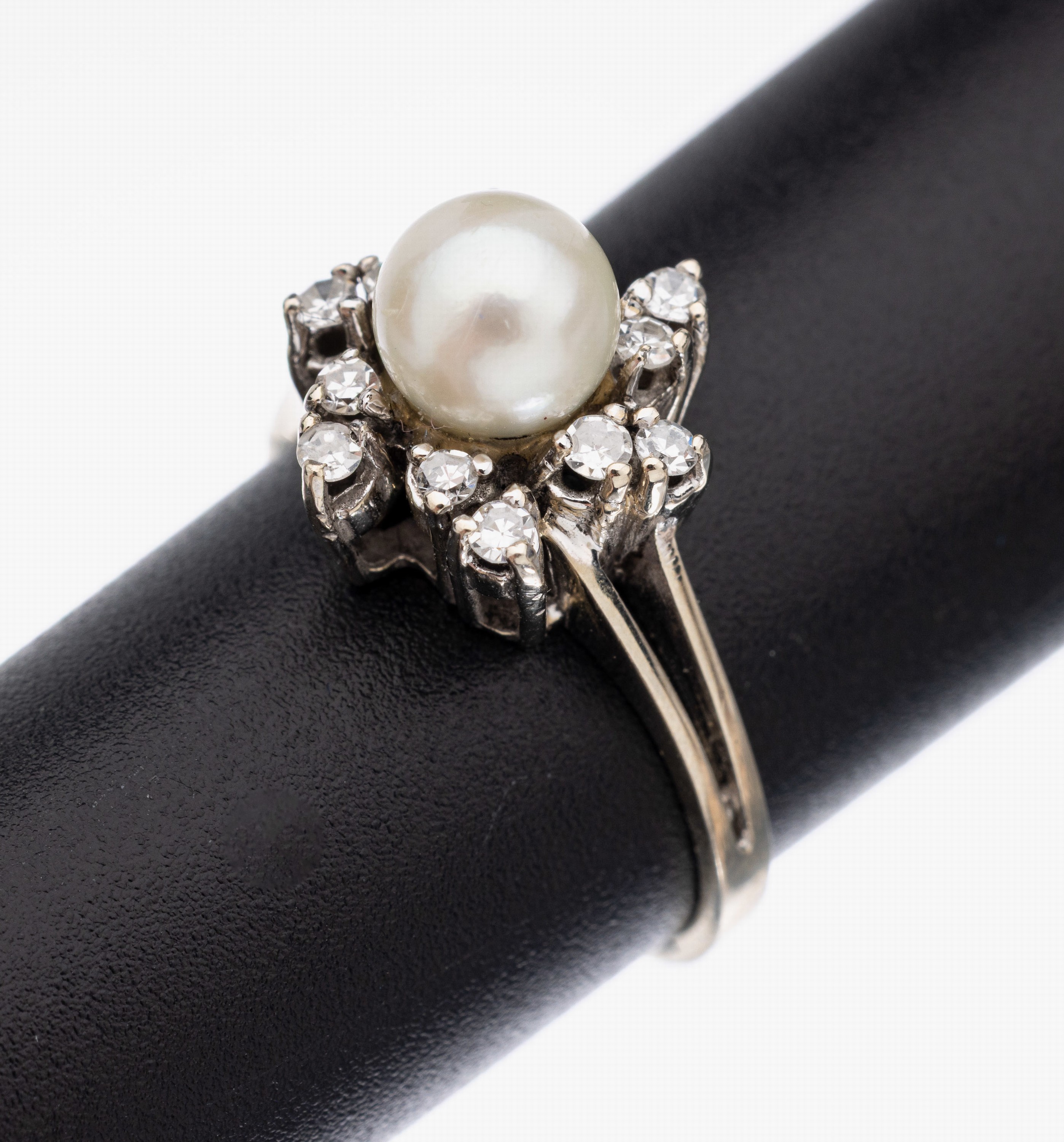 14 kt Gold Perl Diamant Ring, WG 585/000, blütenförm. Ringkopf, mittig weiße Zuchtperle ca. 6 mm, 12 8/8-Diamanten zus. ca. 0.16 ct Weiß/si, RW ...