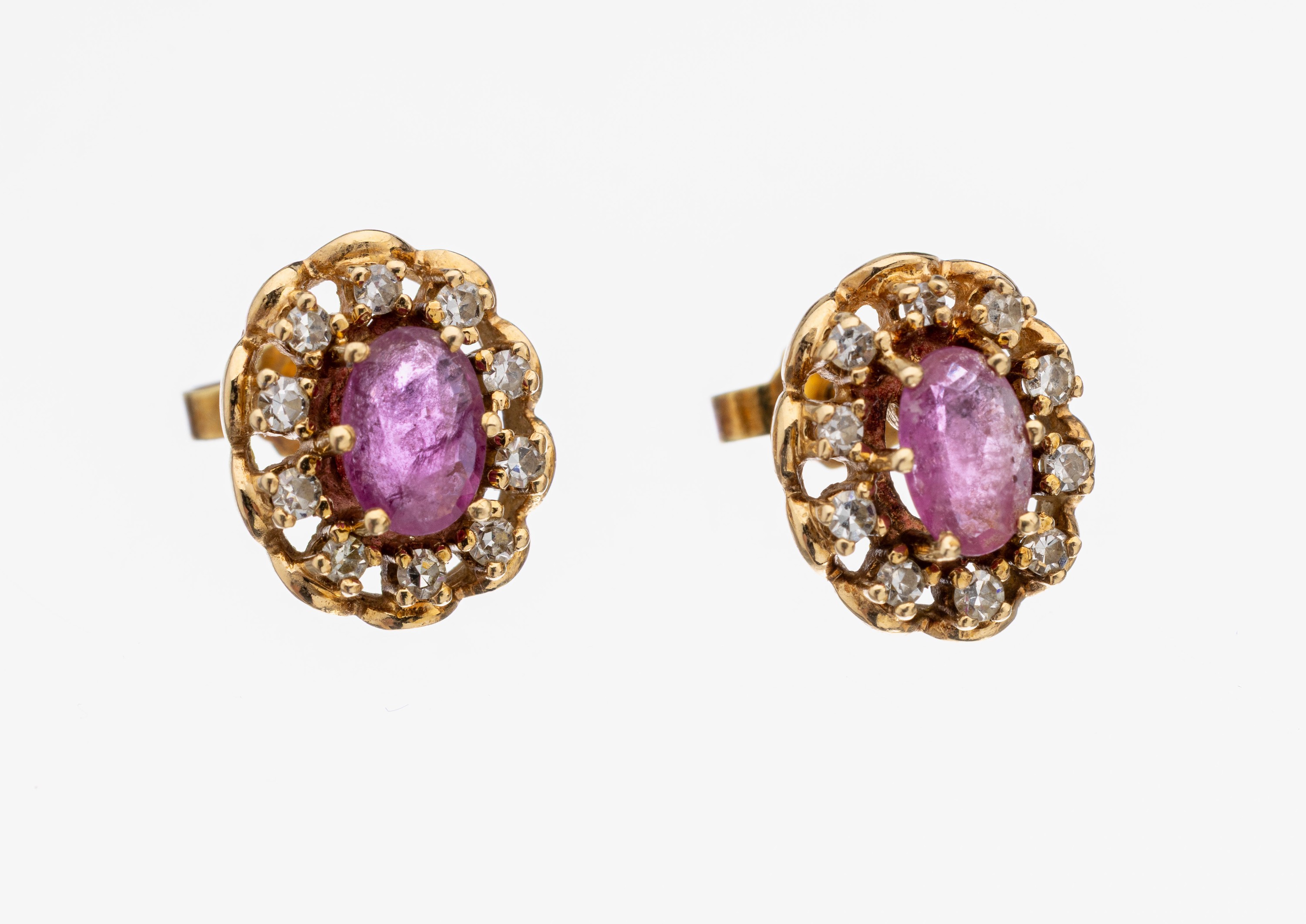 Paar 14 kt Gold Diamant Rubin Ohrstecker, GG 585/000, 2 ovalfacett. Rubine zus. ca. 1.80 ct, umrahmt von Brillanten zus. ca. 0.20 ct get. Weiß/p 1, ...