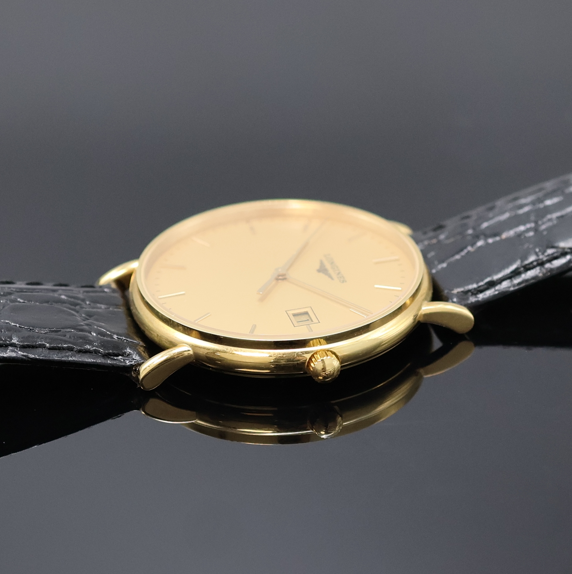 Detail c: LONGINES Armbanduhr in GG 750/000, quarz, Schweiz um 2000, 2-teil. Geh., Boden aufgedr., gold. Zifferbl. m. aufges. Indizes, Anz. v. Std., Min., ...