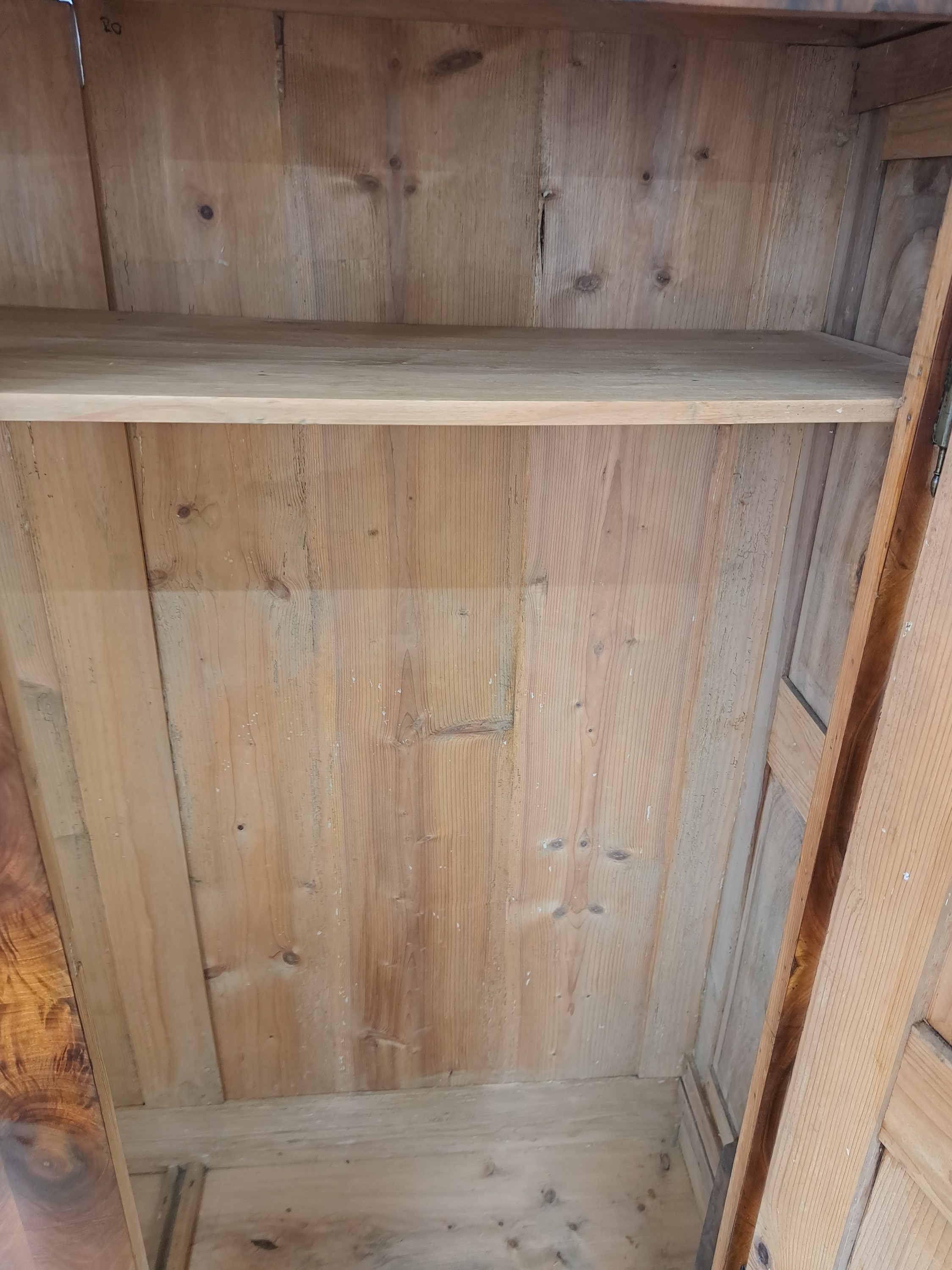 Detail a: Biedermeier Schrank, um 1830/50, Nussbaumsägefurnier z.T. massiv, zweitürig, Schellack poliert, auf Rahmen gearbeitet, orig. Schlösser, 2 ...