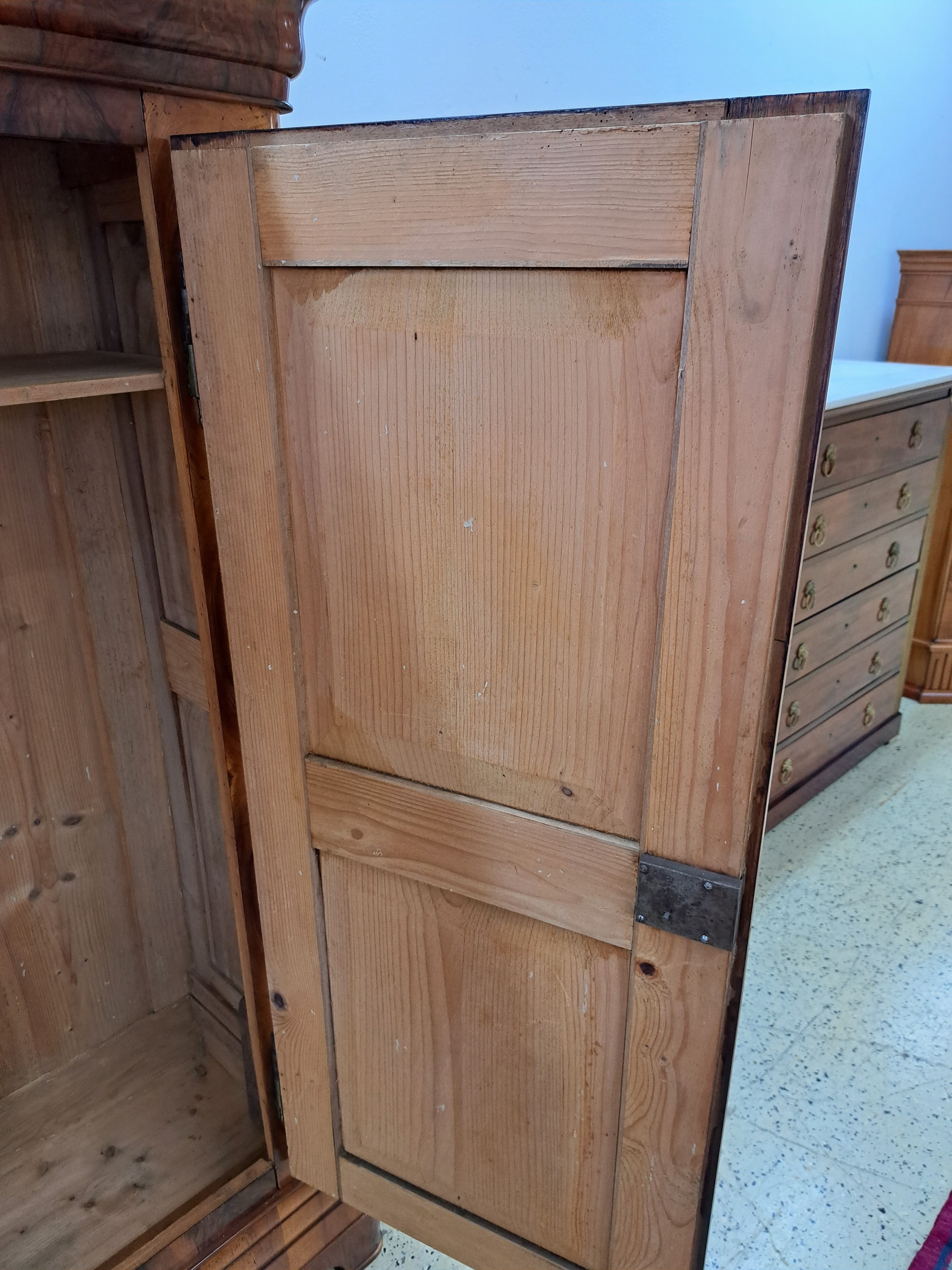 Detail c: Biedermeier Schrank, um 1830/50, Nussbaumsägefurnier z.T. massiv, zweitürig, Schellack poliert, auf Rahmen gearbeitet, orig. Schlösser, 2 ...