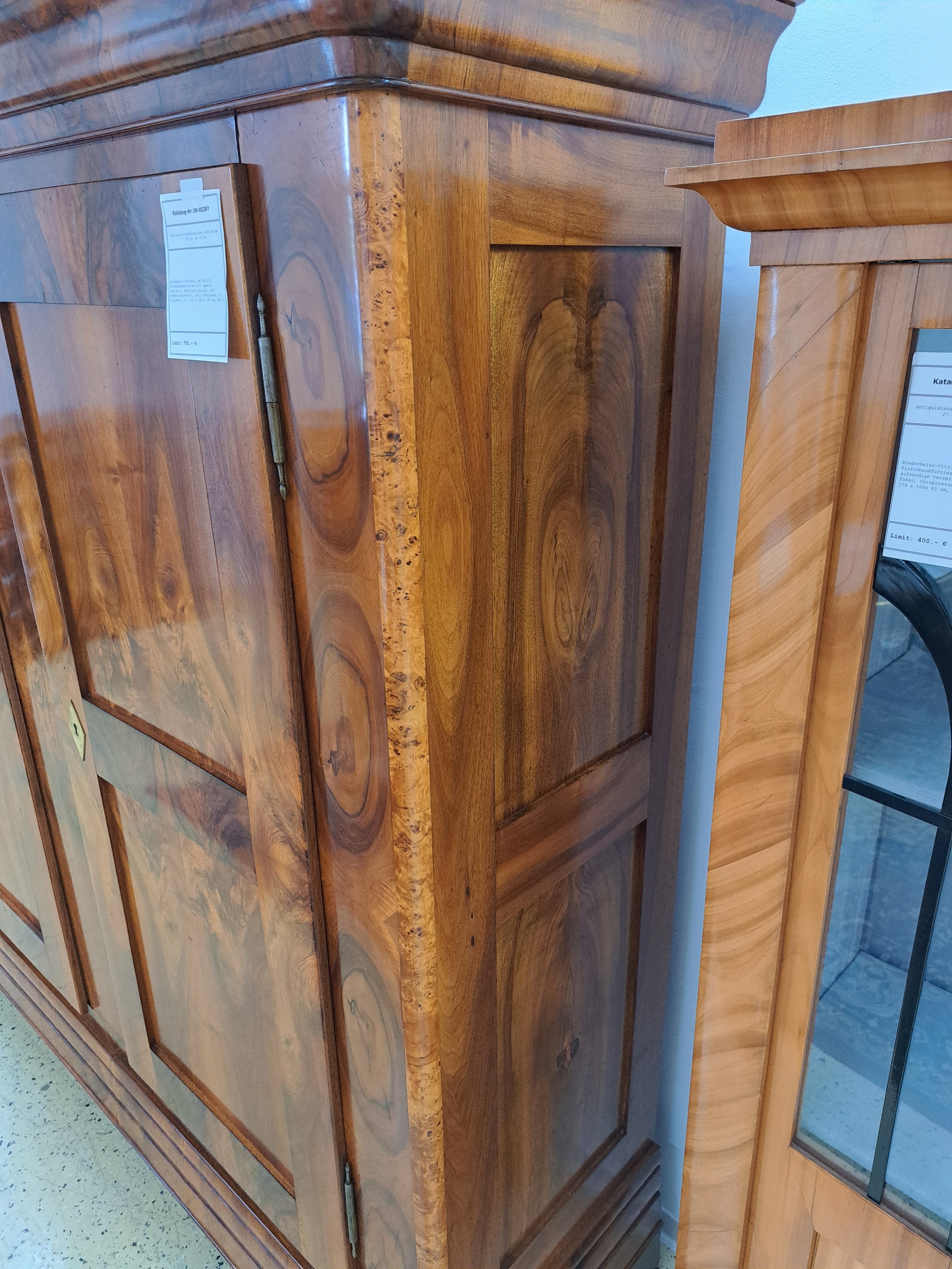 Detail d: Biedermeier Schrank, um 1830/50, Nussbaumsägefurnier z.T. massiv, zweitürig, Schellack poliert, auf Rahmen gearbeitet, orig. Schlösser, 2 ...