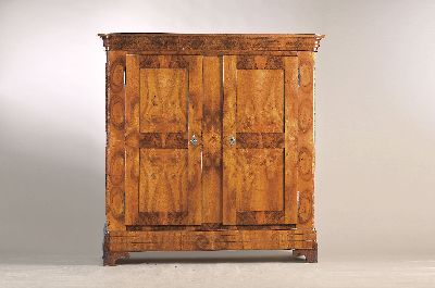 Image 26936877 - Ländlicher Biedermeier Schrank, um 1830/50, Nussbaumsägefurnier z.T. massiv, ...