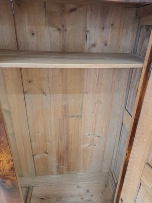 26936877a - Biedermeier Schrank, um 1830/50, Nussbaumsägefurnier z.T. massiv, zweitürig, ...
