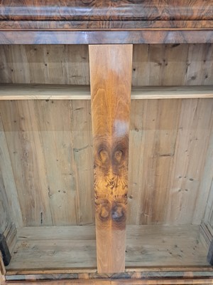 26936877b - Biedermeier Schrank, um 1830/50, Nussbaumsägefurnier z.T. massiv, zweitürig, ...