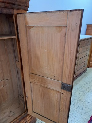 26936877c - Biedermeier Schrank, um 1830/50, Nussbaumsägefurnier z.T. massiv, zweitürig, ...
