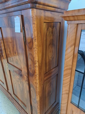 26936877d - Biedermeier Schrank, um 1830/50, Nussbaumsägefurnier z.T. massiv, zweitürig, ...
