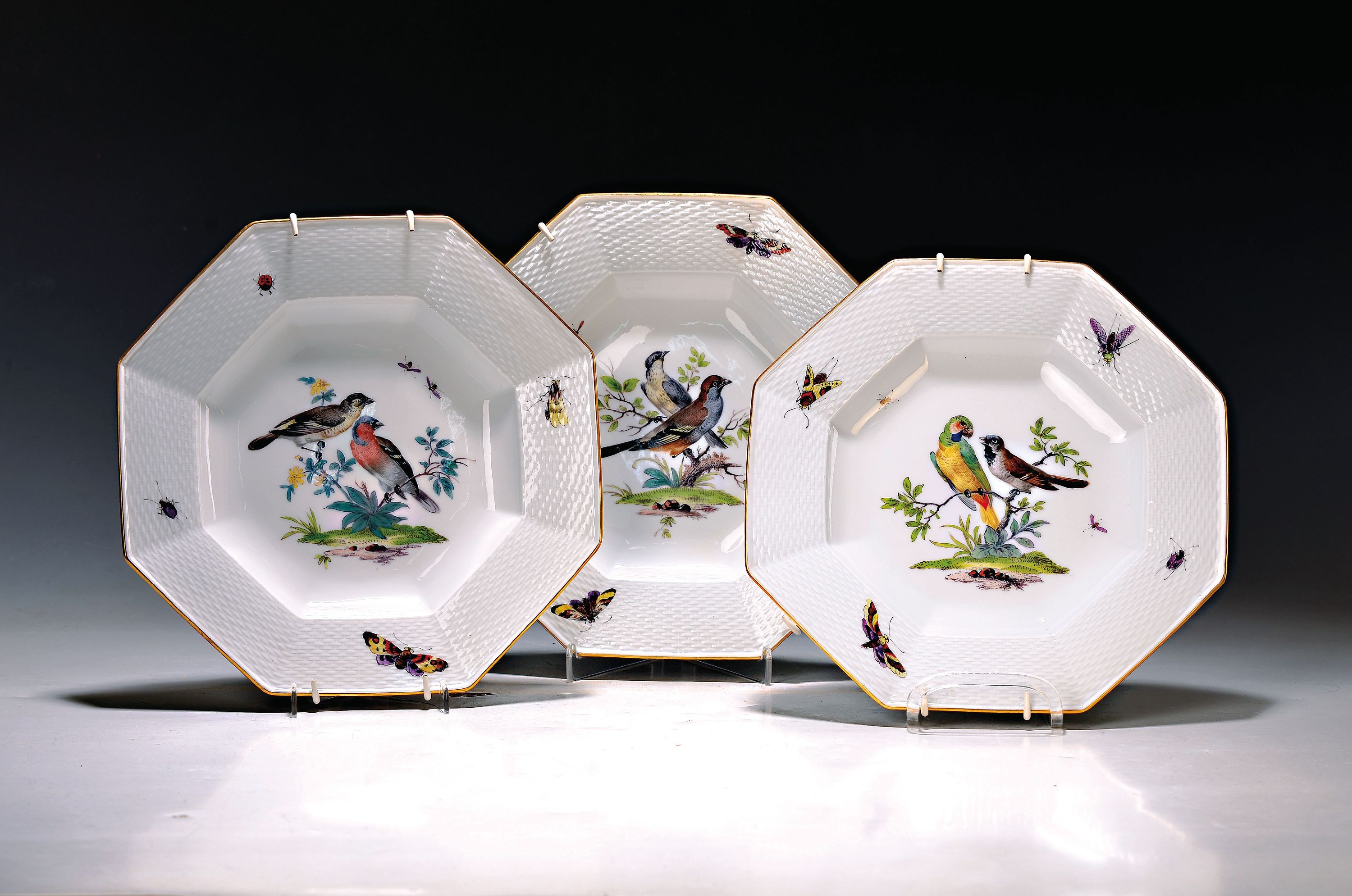 3 Teller, Meissen, 19. Jh., Porzellan , Vogelmalerei, achteckige Form, Marken beschliffen, ein Schleifstrich/2. Wahl, B. ca. 24 cm