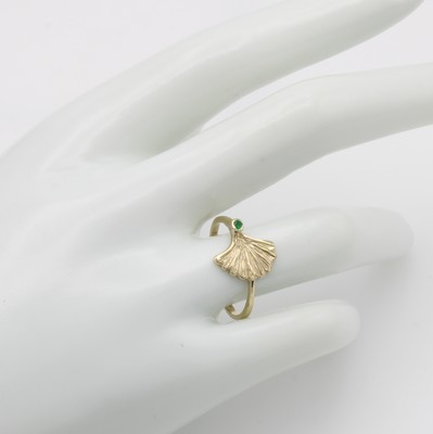 26936980a - Ring "Ginkgoblatt" mit Smaragd, GG 585/000, Smaragd in Zargenfassung, RW ca. ...