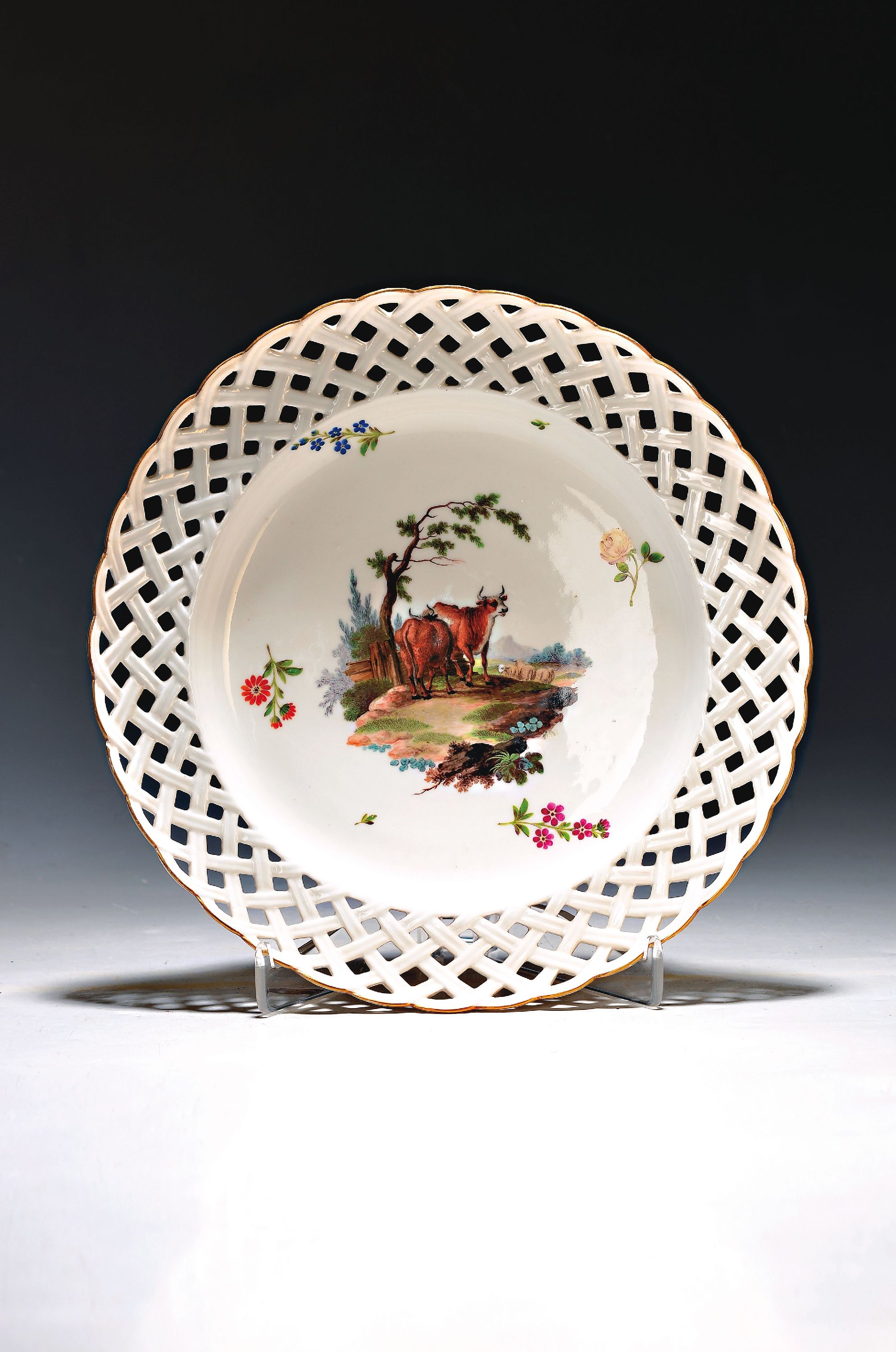 Großer Teller, Frankenthal, um 1770/80, Fahne in Durchbrucharbeit, Landschaft mit zwei Kühen und gestreuten Blumen, Goldrand, D. ca. 30 cm, min. am ...