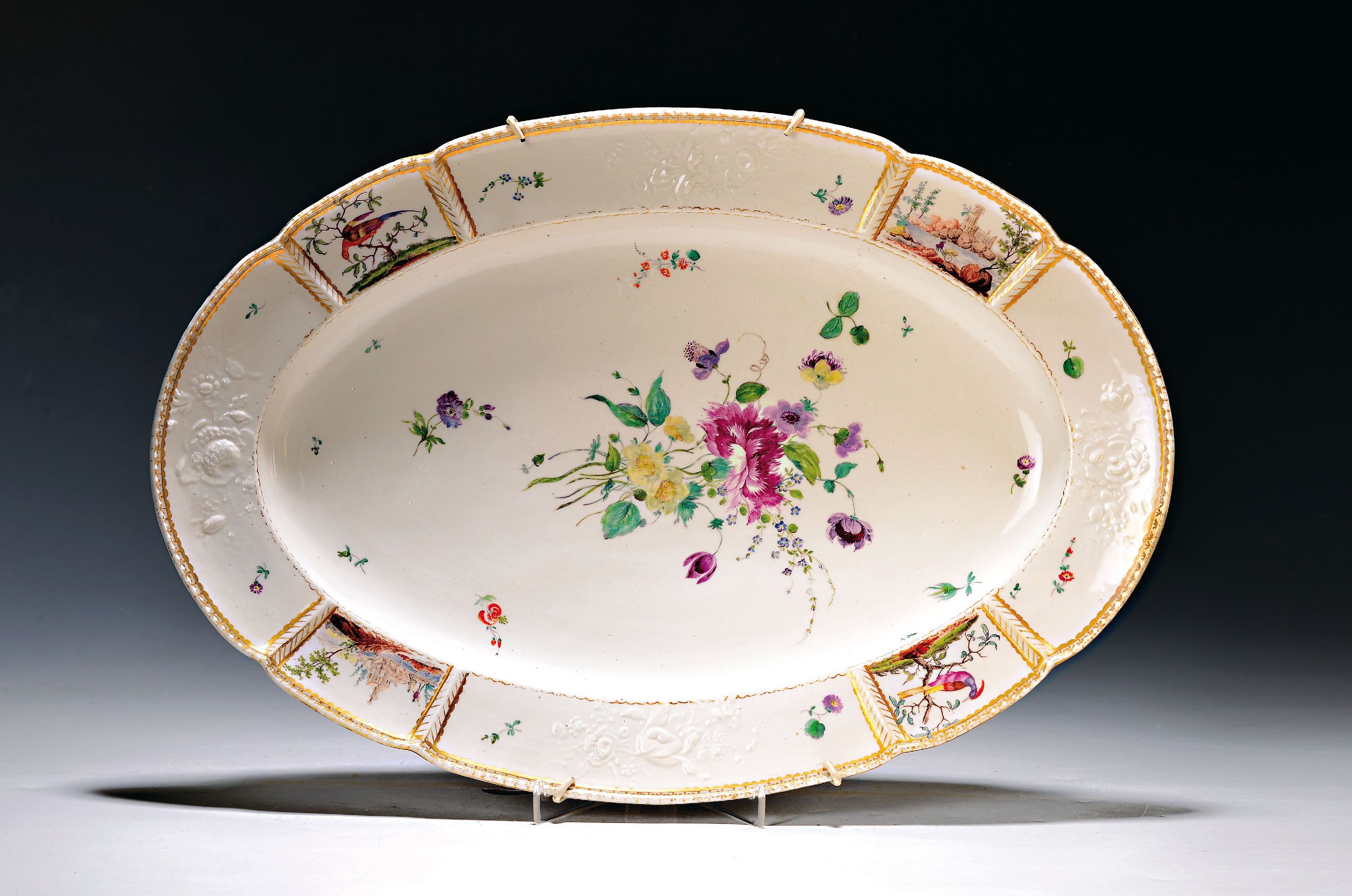 Große ovale Platte, Frankenthal, um 1759/60, aus dem Mannheimer Hofservice, polychrom bemalt, in vier Feldern Miniaturansichten von Landschaften und ...