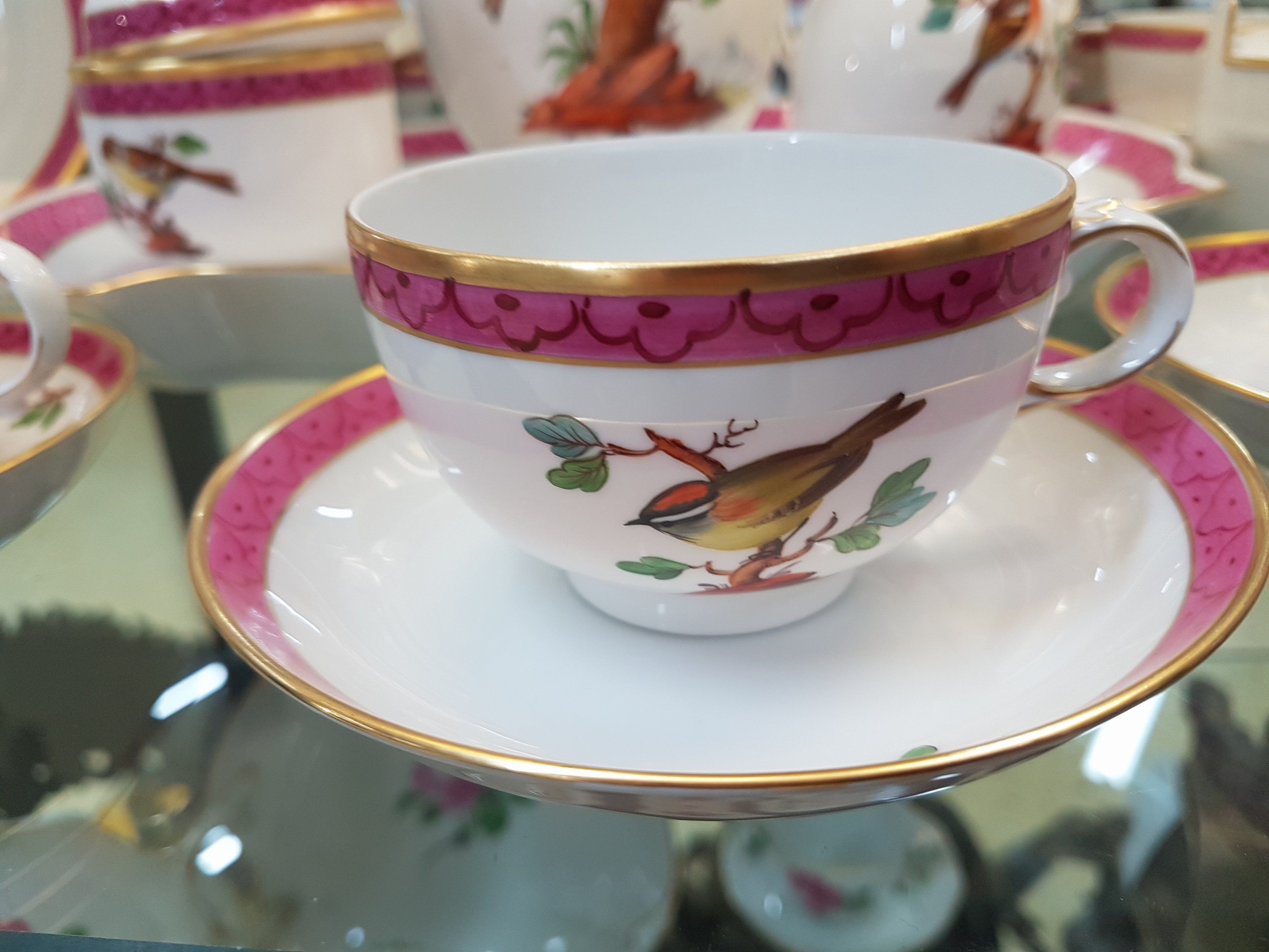 Detail a: Kaffeeservice, Höchst, 2. Hälfte 20. Jh, Vogeldekor mit purpurrotem Dekor, Goldstaffage, Kaffeekanne, Zuckerdose, Sahnegießer, 13 Kaffeegedecke, ...