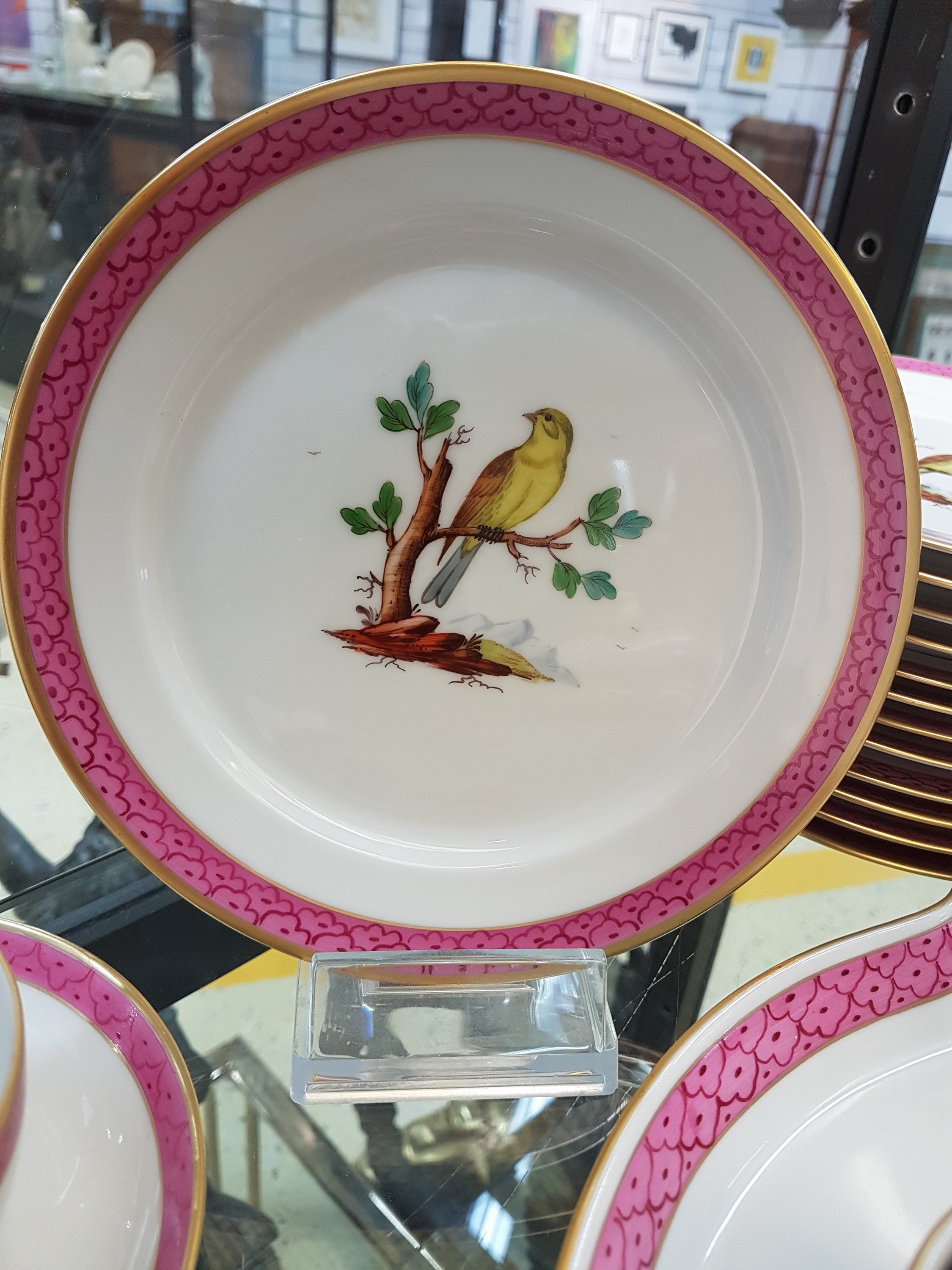 Detail b: Kaffeeservice, Höchst, 2. Hälfte 20. Jh, Vogeldekor mit purpurrotem Dekor, Goldstaffage, Kaffeekanne, Zuckerdose, Sahnegießer, 13 Kaffeegedecke, ...