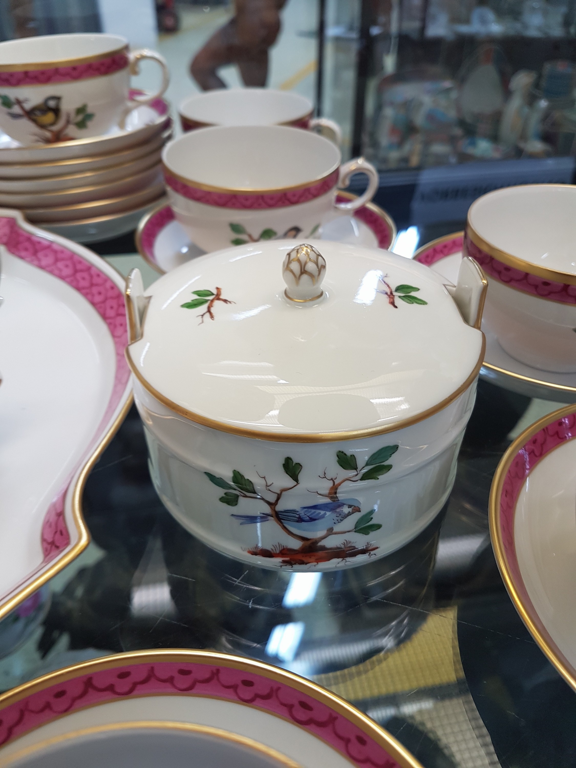 Detail c: Kaffeeservice, Höchst, 2. Hälfte 20. Jh, Vogeldekor mit purpurrotem Dekor, Goldstaffage, Kaffeekanne, Zuckerdose, Sahnegießer, 13 Kaffeegedecke, ...