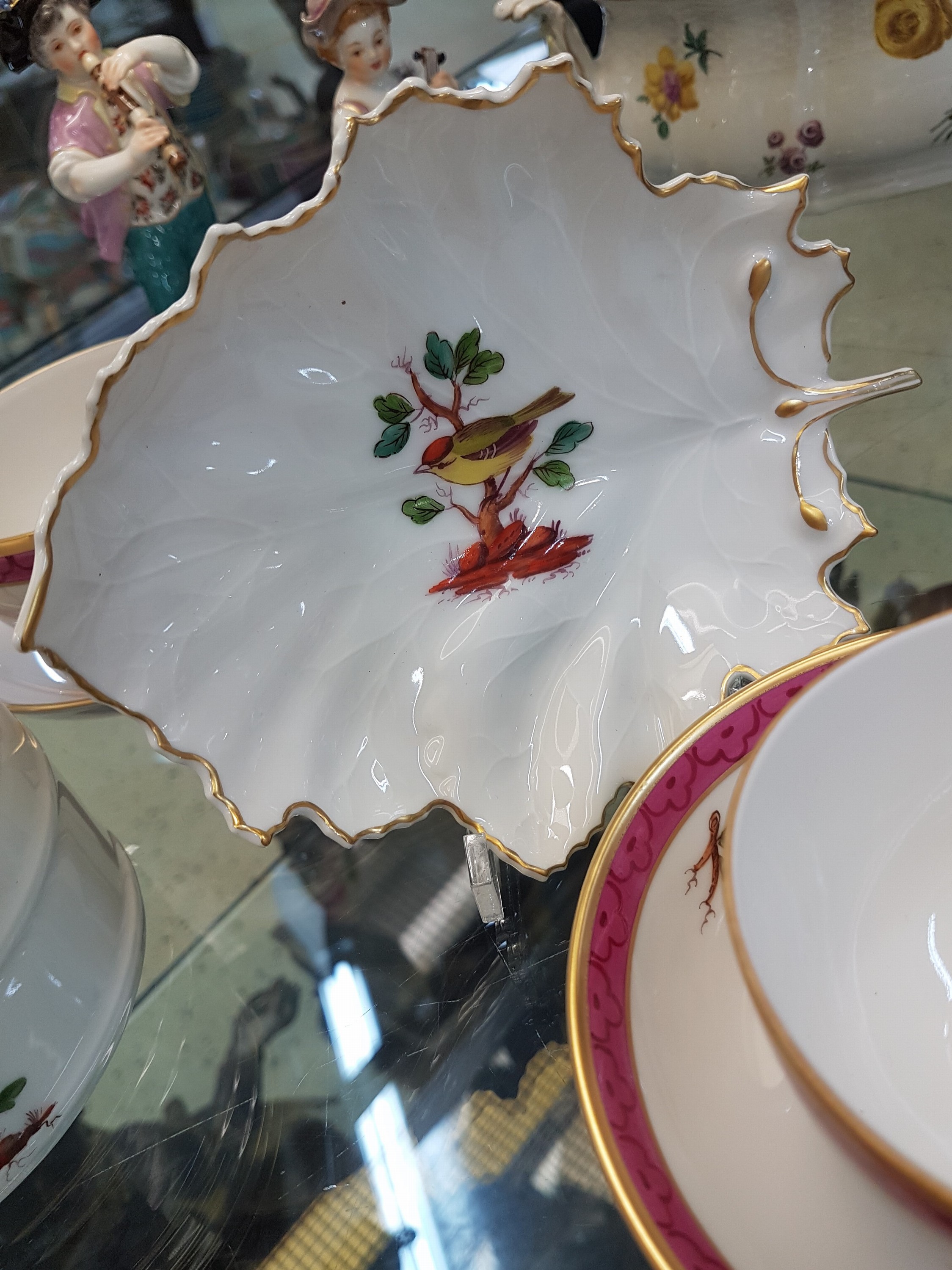 Detail d: Kaffeeservice, Höchst, 2. Hälfte 20. Jh, Vogeldekor mit purpurrotem Dekor, Goldstaffage, Kaffeekanne, Zuckerdose, Sahnegießer, 13 Kaffeegedecke, ...