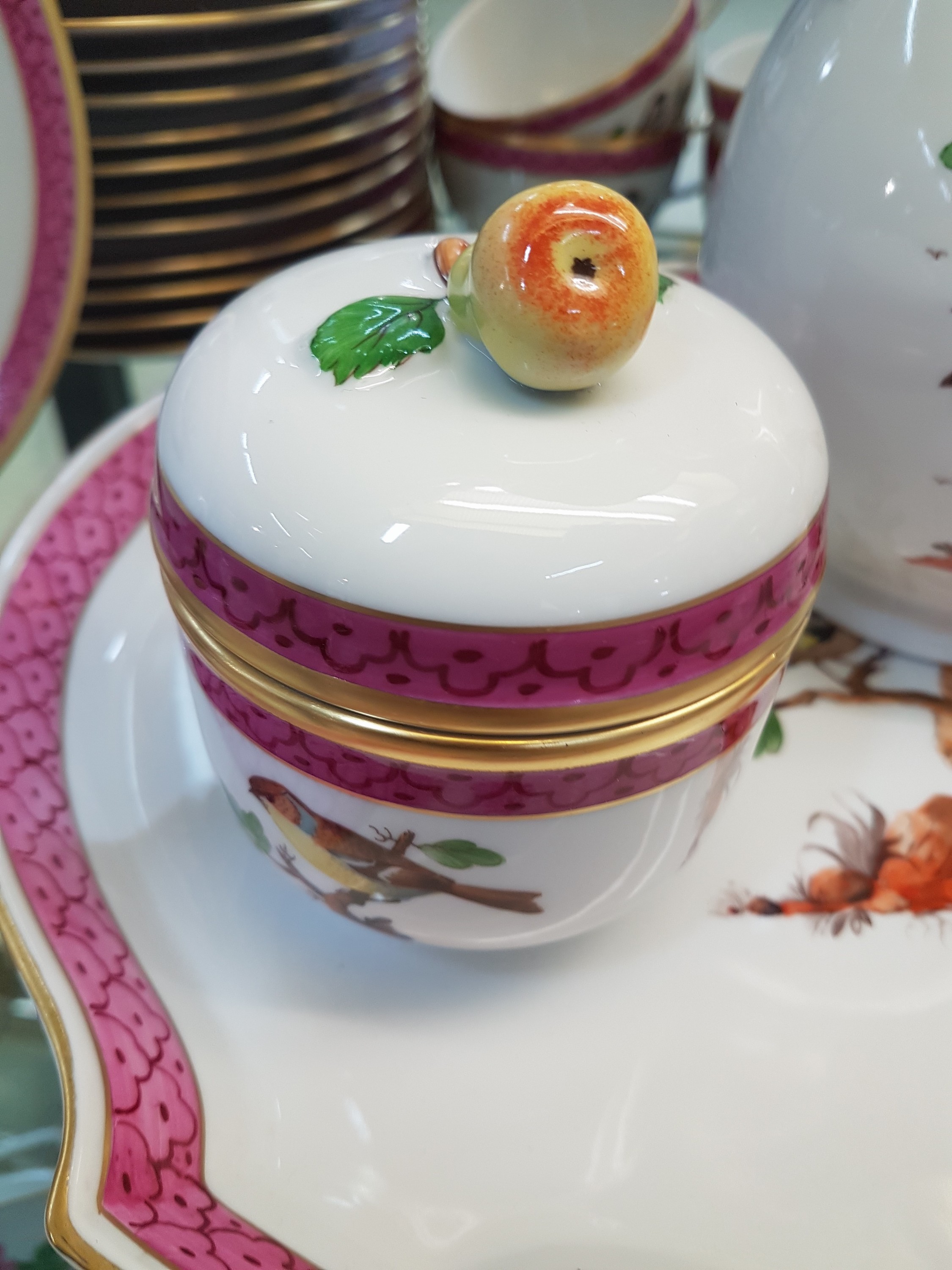 Detail e: Kaffeeservice, Höchst, 2. Hälfte 20. Jh, Vogeldekor mit purpurrotem Dekor, Goldstaffage, Kaffeekanne, Zuckerdose, Sahnegießer, 13 Kaffeegedecke, ...