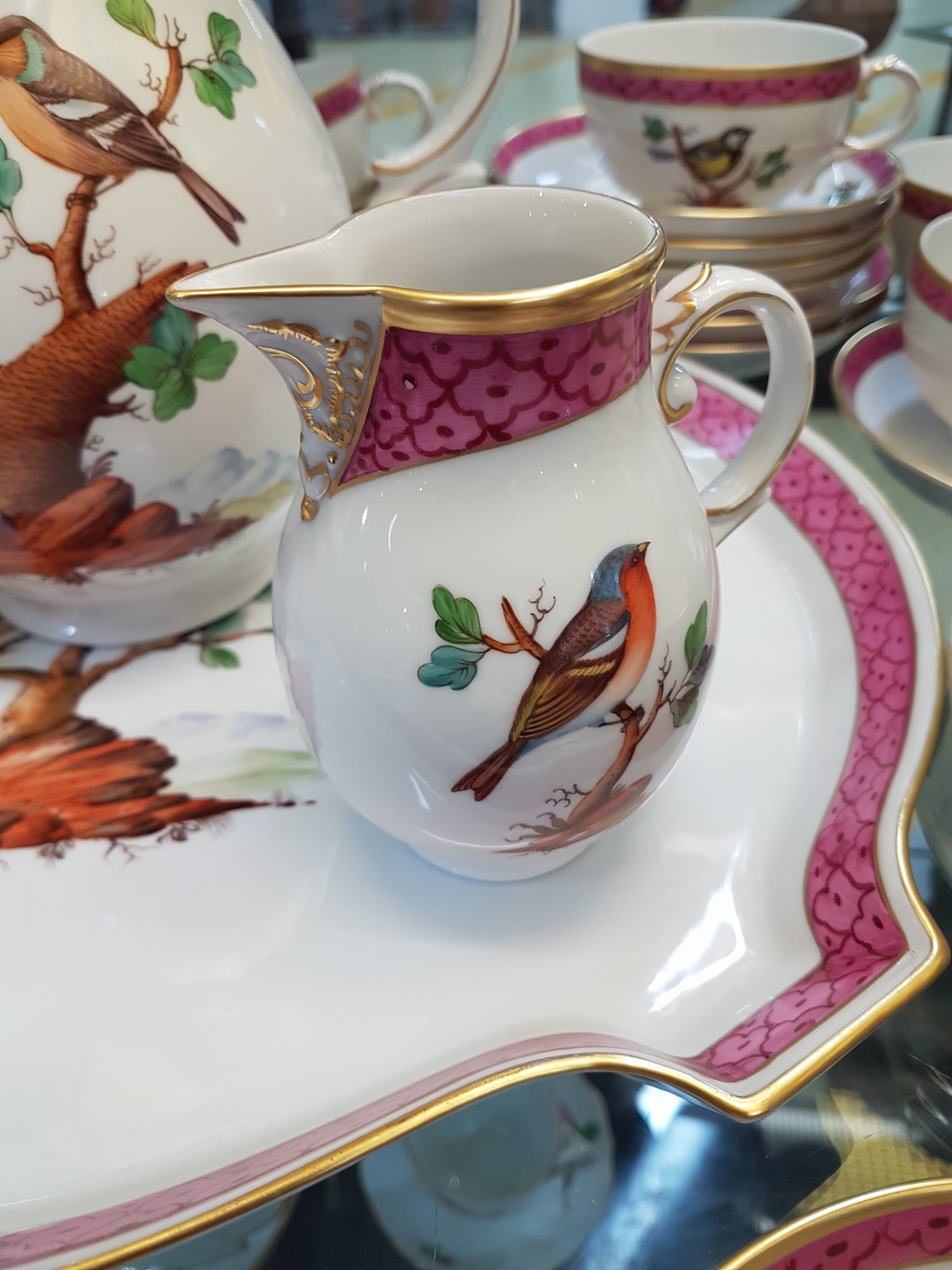 Detail f: Kaffeeservice, Höchst, 2. Hälfte 20. Jh, Vogeldekor mit purpurrotem Dekor, Goldstaffage, Kaffeekanne, Zuckerdose, Sahnegießer, 13 Kaffeegedecke, ...