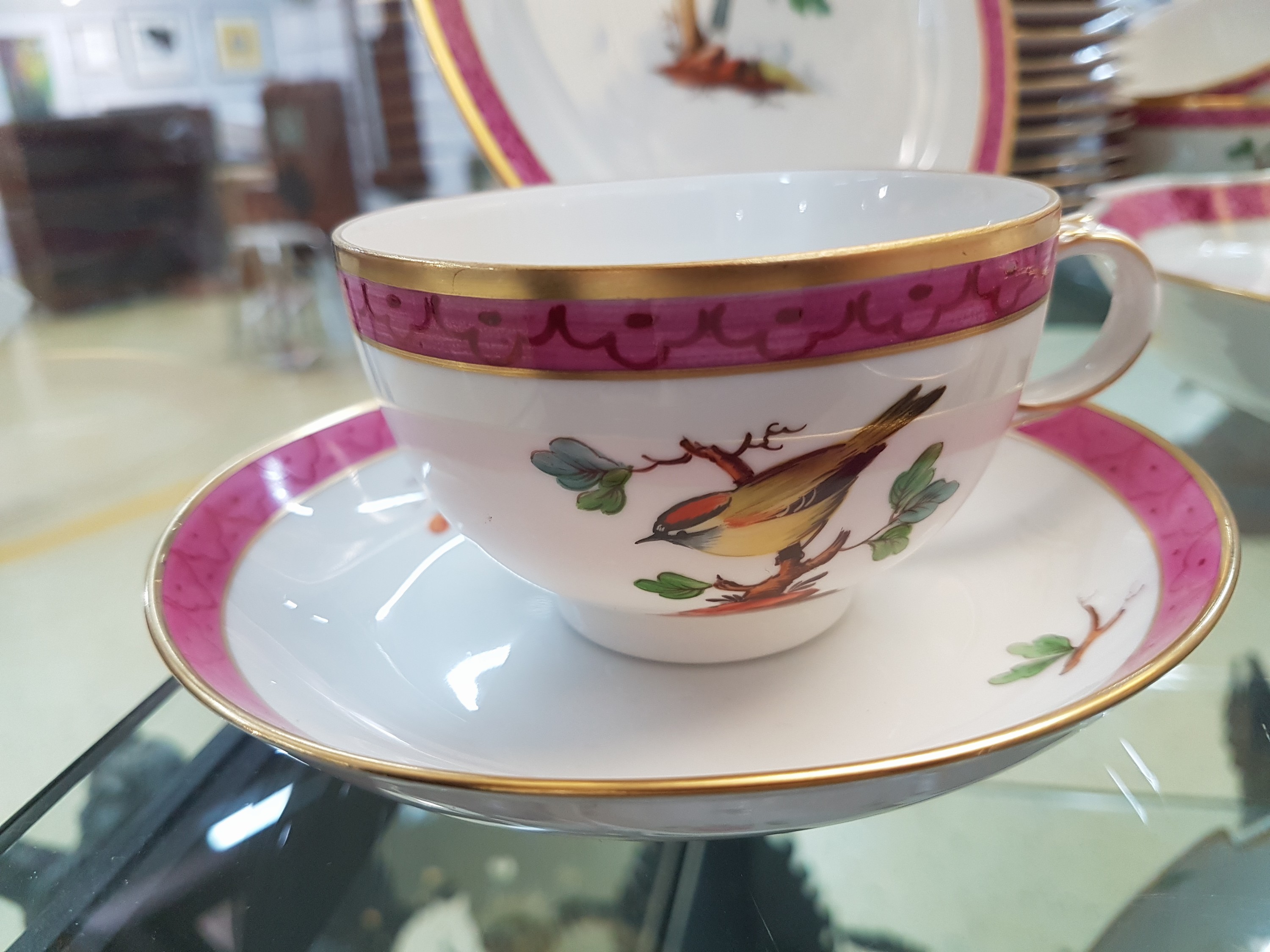 Detail h: Kaffeeservice, Höchst, 2. Hälfte 20. Jh, Vogeldekor mit purpurrotem Dekor, Goldstaffage, Kaffeekanne, Zuckerdose, Sahnegießer, 13 Kaffeegedecke, ...