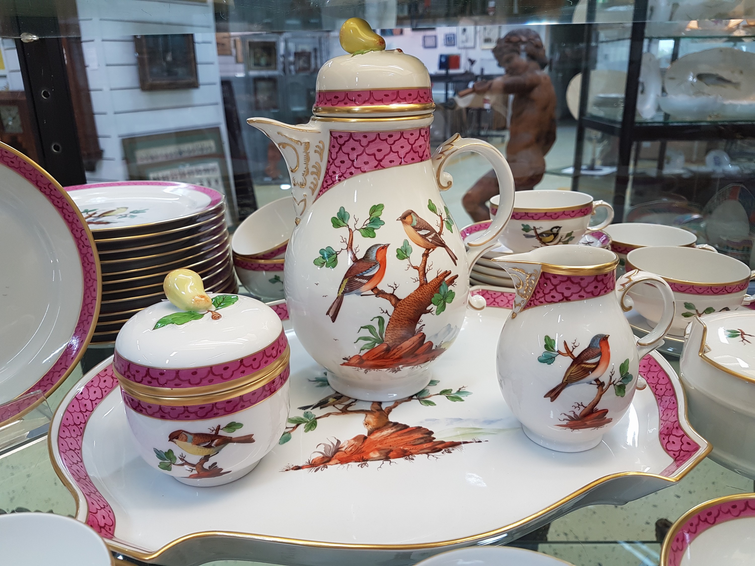 Detail i: Kaffeeservice, Höchst, 2. Hälfte 20. Jh, Vogeldekor mit purpurrotem Dekor, Goldstaffage, Kaffeekanne, Zuckerdose, Sahnegießer, 13 Kaffeegedecke, ...