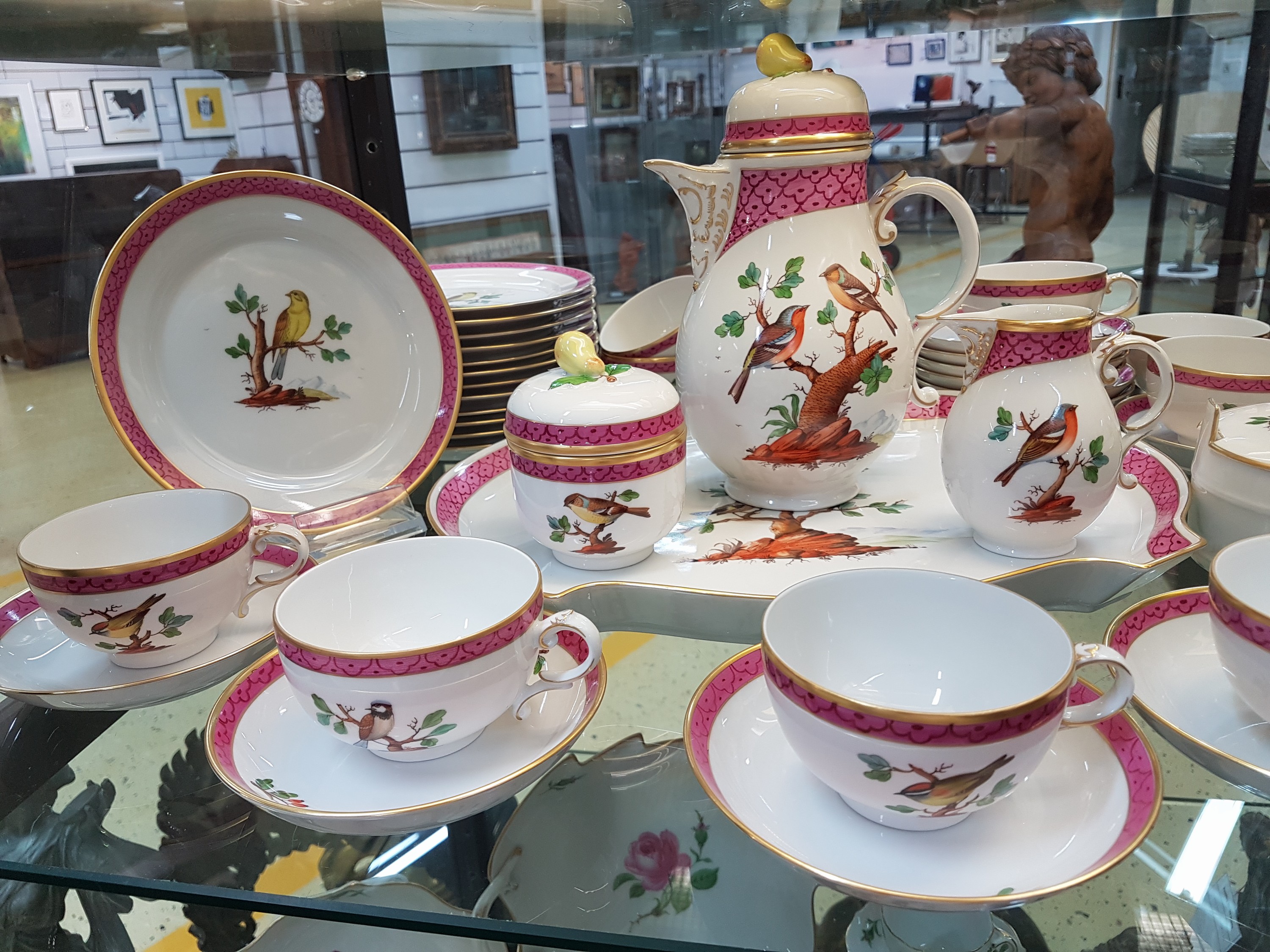 Detail j: Kaffeeservice, Höchst, 2. Hälfte 20. Jh, Vogeldekor mit purpurrotem Dekor, Goldstaffage, Kaffeekanne, Zuckerdose, Sahnegießer, 13 Kaffeegedecke, ...