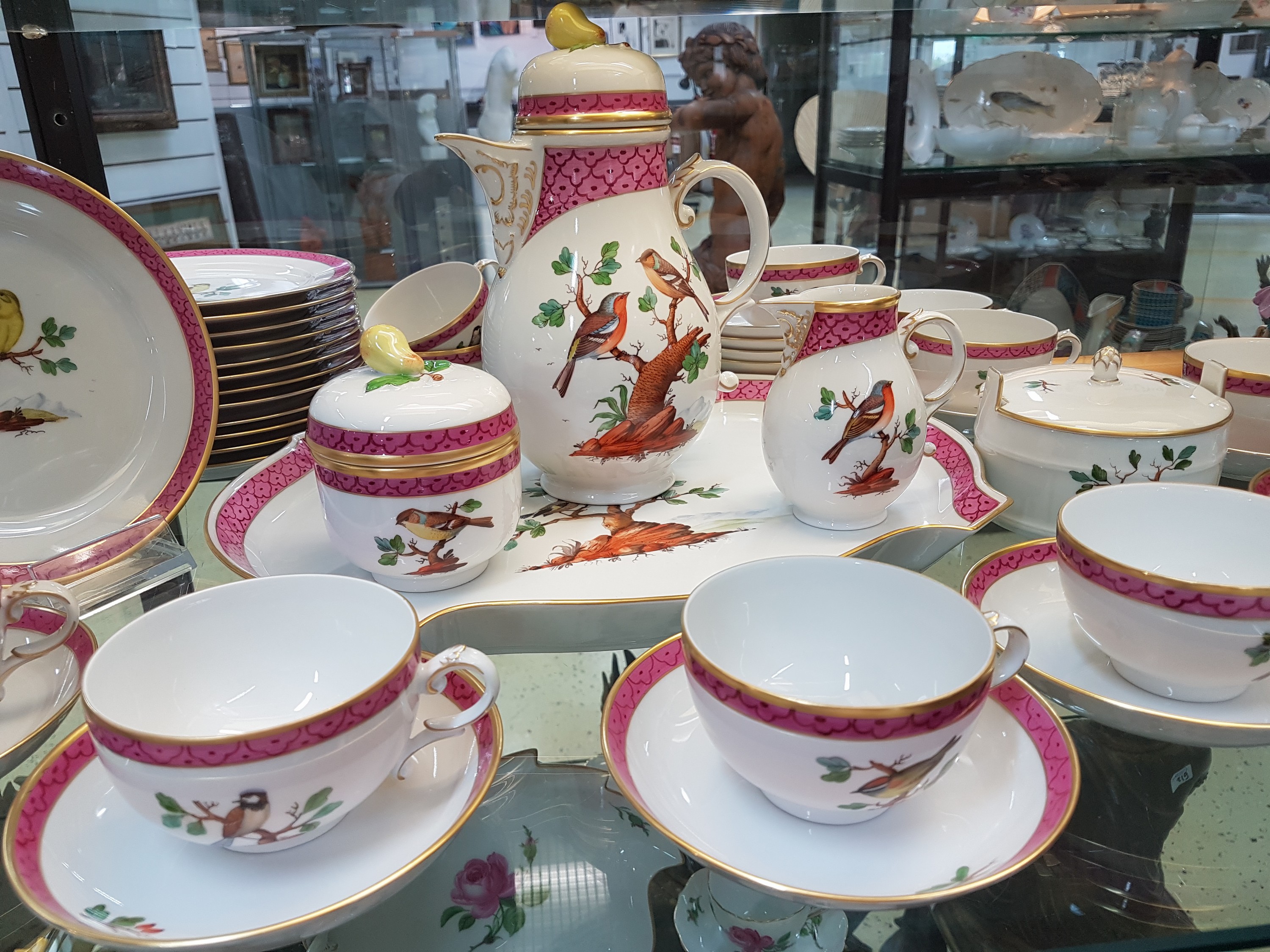 Detail k: Kaffeeservice, Höchst, 2. Hälfte 20. Jh, Vogeldekor mit purpurrotem Dekor, Goldstaffage, Kaffeekanne, Zuckerdose, Sahnegießer, 13 Kaffeegedecke, ...